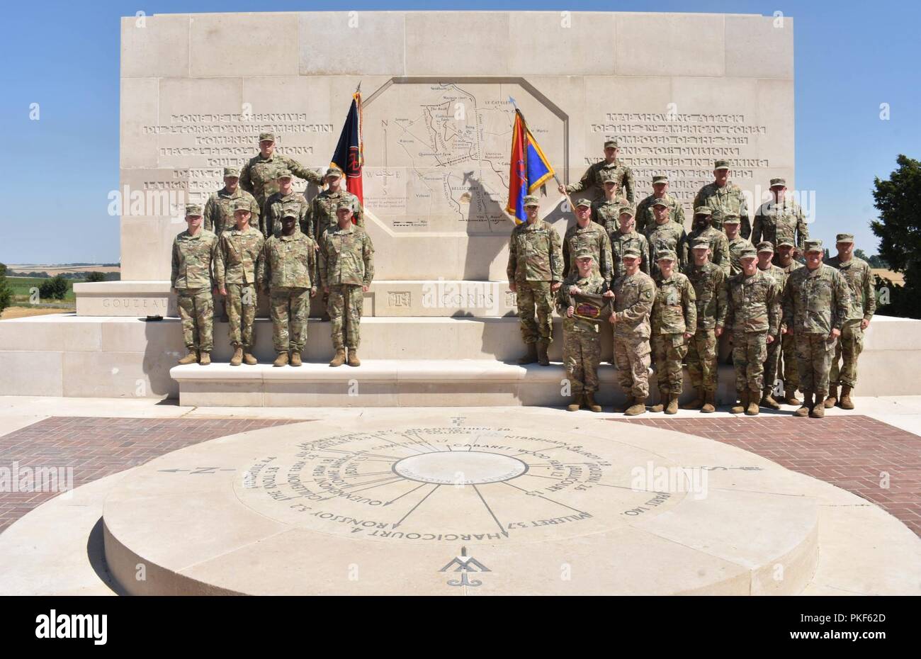 Stati Uniti Esercito Nazionale soldati di guardia assegnato alla XXVII brigata di fanteria combattere Team (sinistra) e trentesimo della brigata di fanteria combattere Team (destra), al tunnel Bellicourt monumento, Villers-Guislain, Francia, il 6 agosto 2018. I soldati del 27 e 30 divisioni ha guidato la battaglia in questo settore che ha rotto le linee tedesche nel 1918. Come parte delle celebrazioni del centenario della fine della prima guerra mondiale, il ventisettesimo e trentesimo della brigata di fanteria Lotta contro squadre mandato i soldati per il Belgio e la Francia per condurre le cerimonie e i tour di luoghi famosi per commemorare l'evento. Entrambe le brigate fanno risalire la loro storia per divisioni Foto Stock