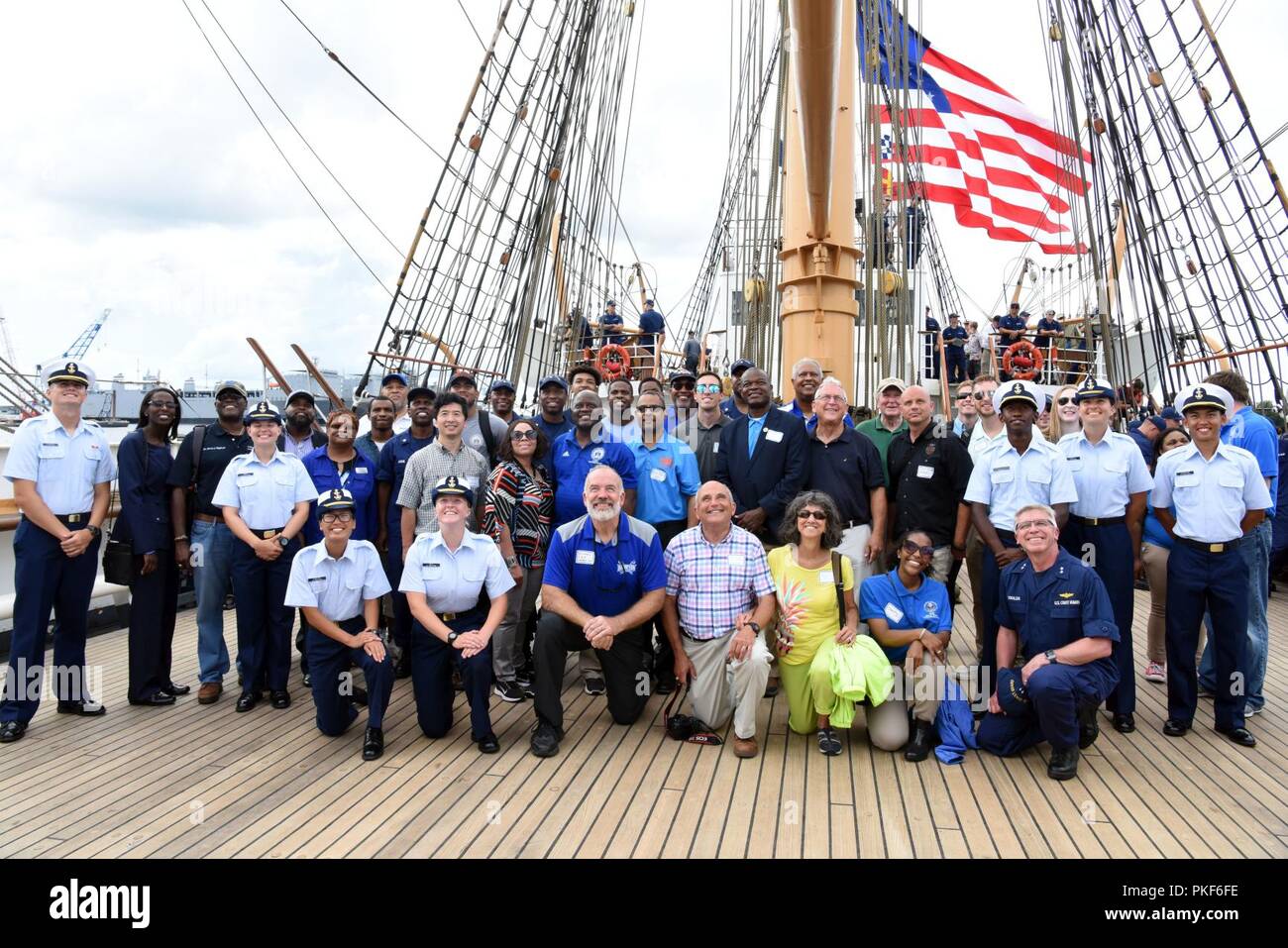 Il Guardacoste Barque Eagle's equipaggio raccogliere con la comunità locale e i membri di settore per una foto di gruppo sul ponte dell'Aquila il Agosto 3, 2018 in Norfolk, Virginia. La comunità locale e i membri di settore consisteva di persone appartenenti a minoranze che servono istituzioni, Norfolk State University, la città di Elizabeth Università Statale, Hampton University e Virginia State University. Stati Uniti Coast Guard Foto Stock