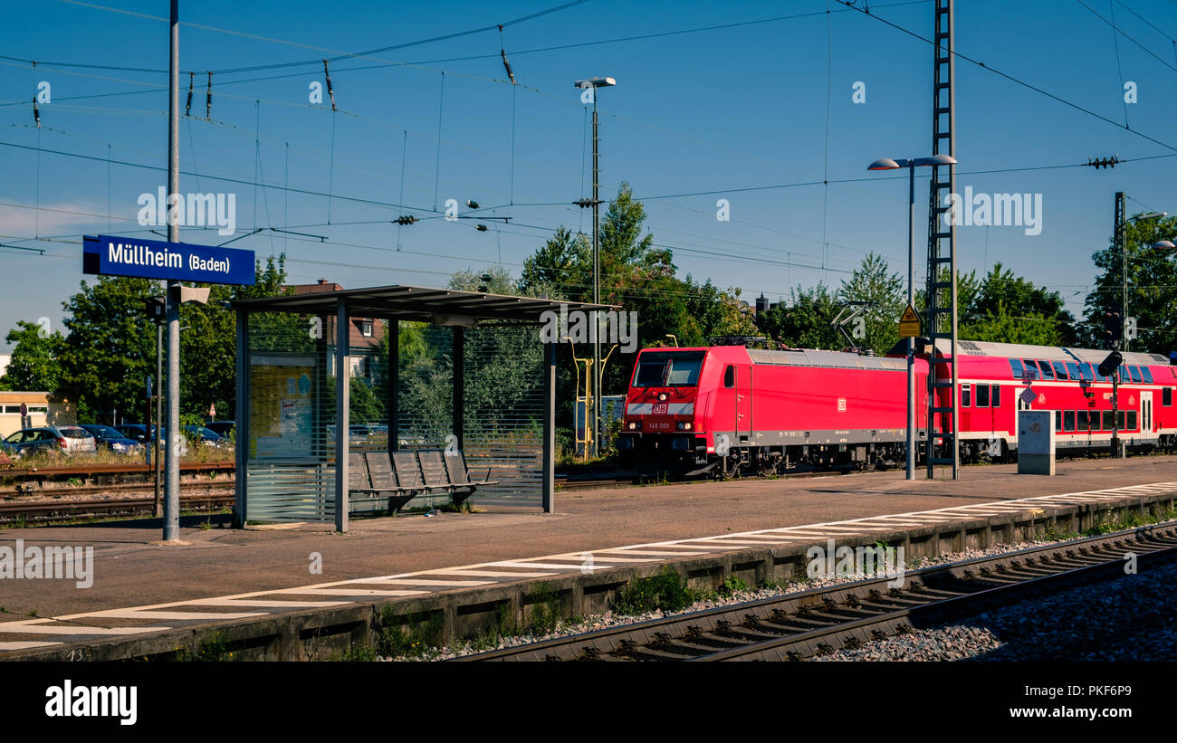 Müllheim, Baden-Württemberg, Germania - 30 luglio 2018 : Rosso treno regionale di Deutsche Bahn AG (DB) arrivando alla piattaforma di Müllheim stazione ferroviaria Foto Stock