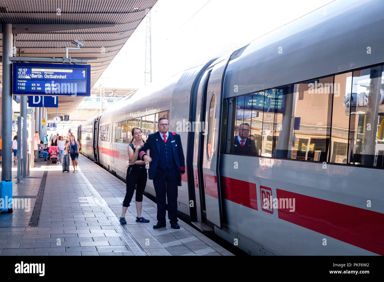 Freiburg, Baden-Württemberg, Germania - 30 luglio 2018 : stazione di protezione sulla piattaforma accanto alla porta aperta del ghiaccio ad alta velocità ferroviaria Intercity-Express. Foto Stock
