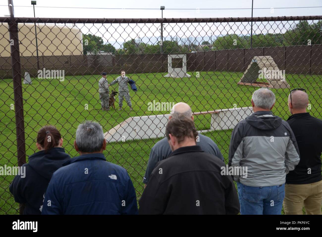 I datori di lavoro civile guarda un militare di cane da lavoro dimostrazione guidata dal XXI delle forze di sicurezza Squadron 3 agosto 2018, a Peterson Air Force Base in Colorado. I datori di lavoro civile del 302nd Airlift Wing riservisti sono stati invitati a partecipare a apprezzamento del datore di lavoro al giorno per ottenere una fotografia istantanea dell'ala della missione e sullo sfondo la Air Force programma di riserva. Foto Stock