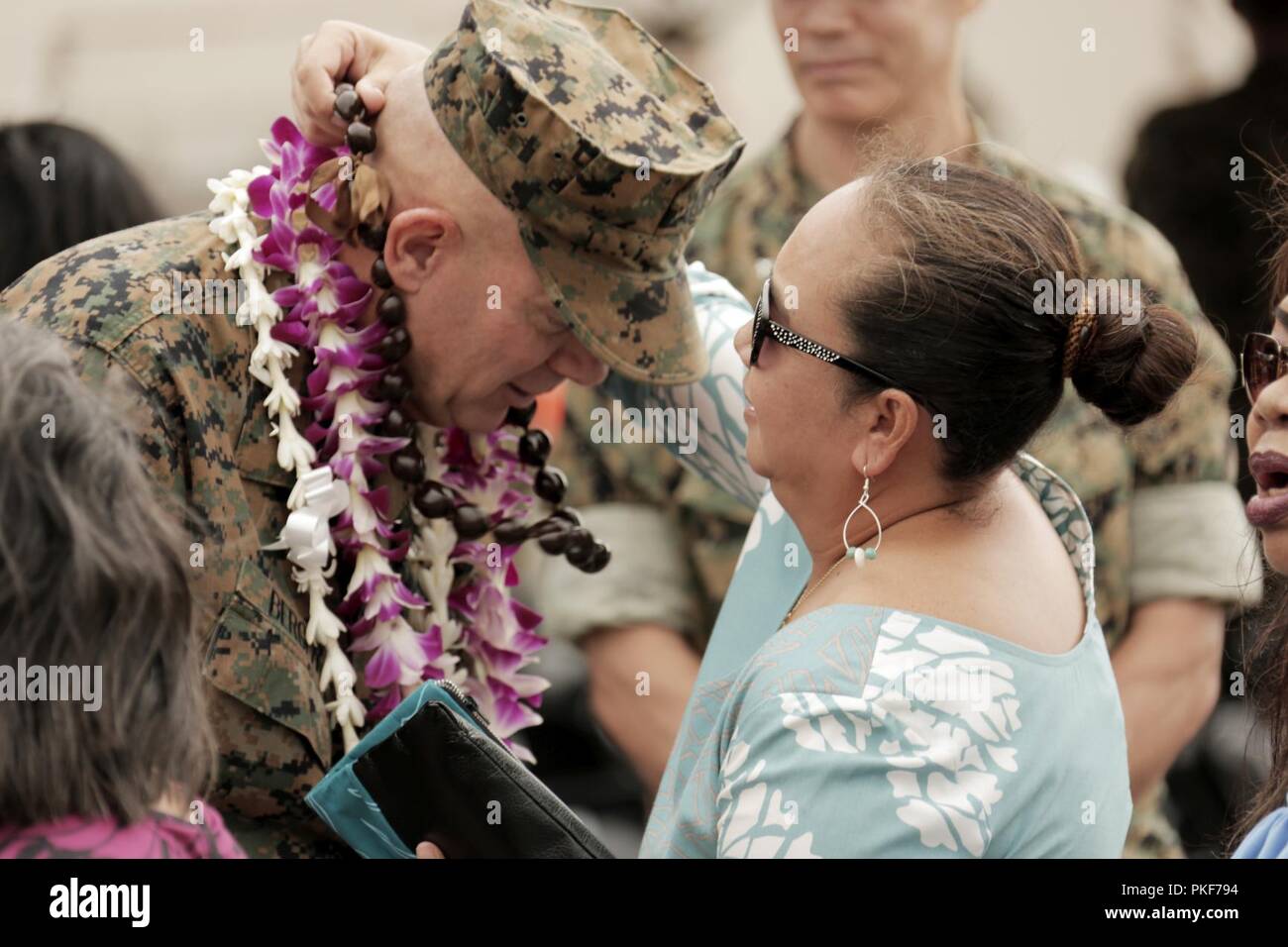 Stati Uniti Marine Corps Lt. Gen. David H. Berger, sinistra, comandante uscente, U.S. Marine Corps forze, pacifico, è presentato a lei dopo il cambiamento MARFORPAC del comando cerimonia al Marine Corps base Hawaii, e il Agosto 8, 2018. Il cambiamento della cerimonia di comando rappresenta il trasferimento di responsabilità e autorità su MARFORPAC tra condottieri. Foto Stock