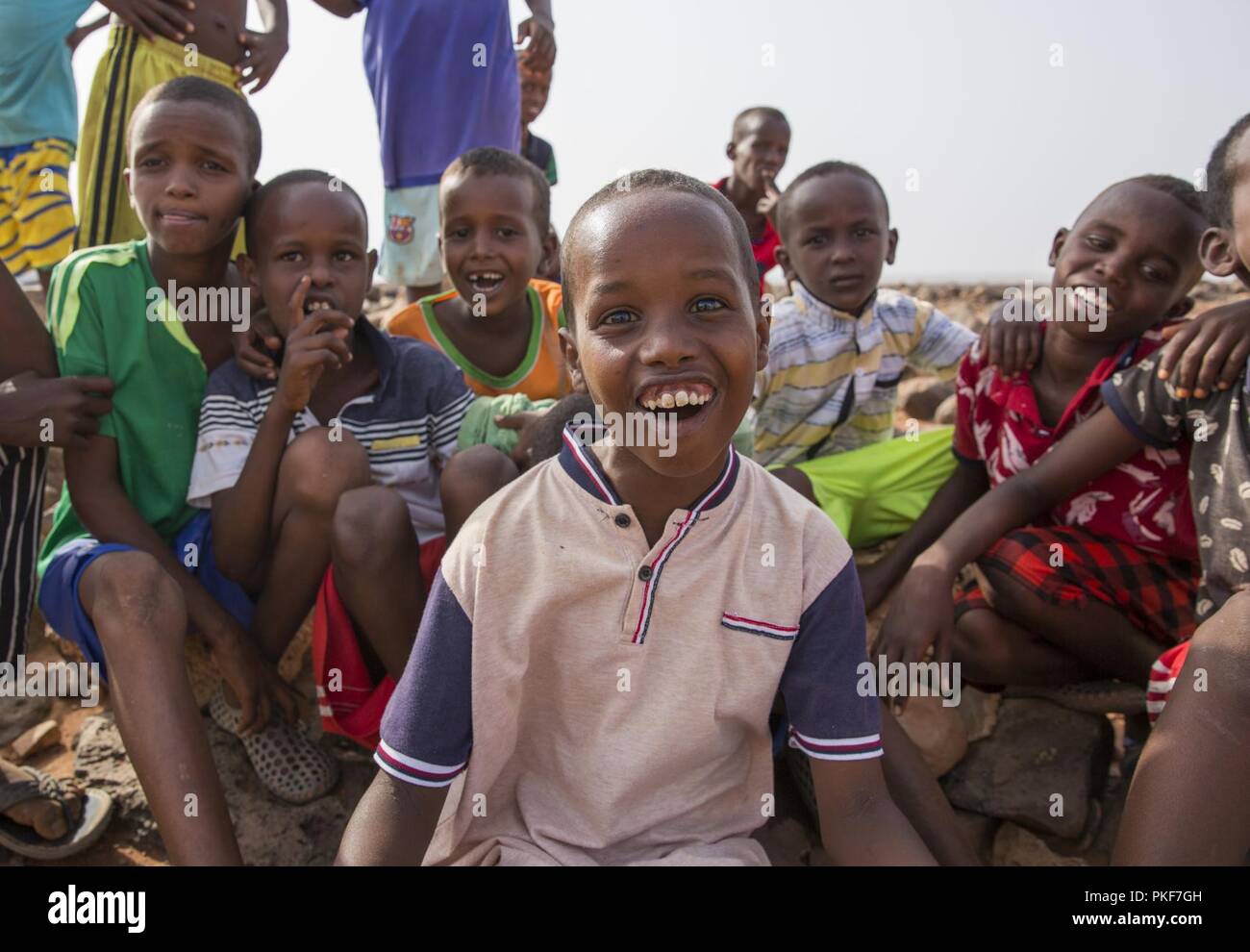 Locali i bambini del Gibuti posano per una foto al villaggio Chebelley, Gibuti, 3 agosto 2018. Egli è stato uno dei molti bambini che si sono incontrati con i soldati e aviatori di Combined Joint Task Force-Horn dell Africa che si è offerta volontariamente il loro tempo in parte del "Kick per Nick" Fondazione. Foto Stock