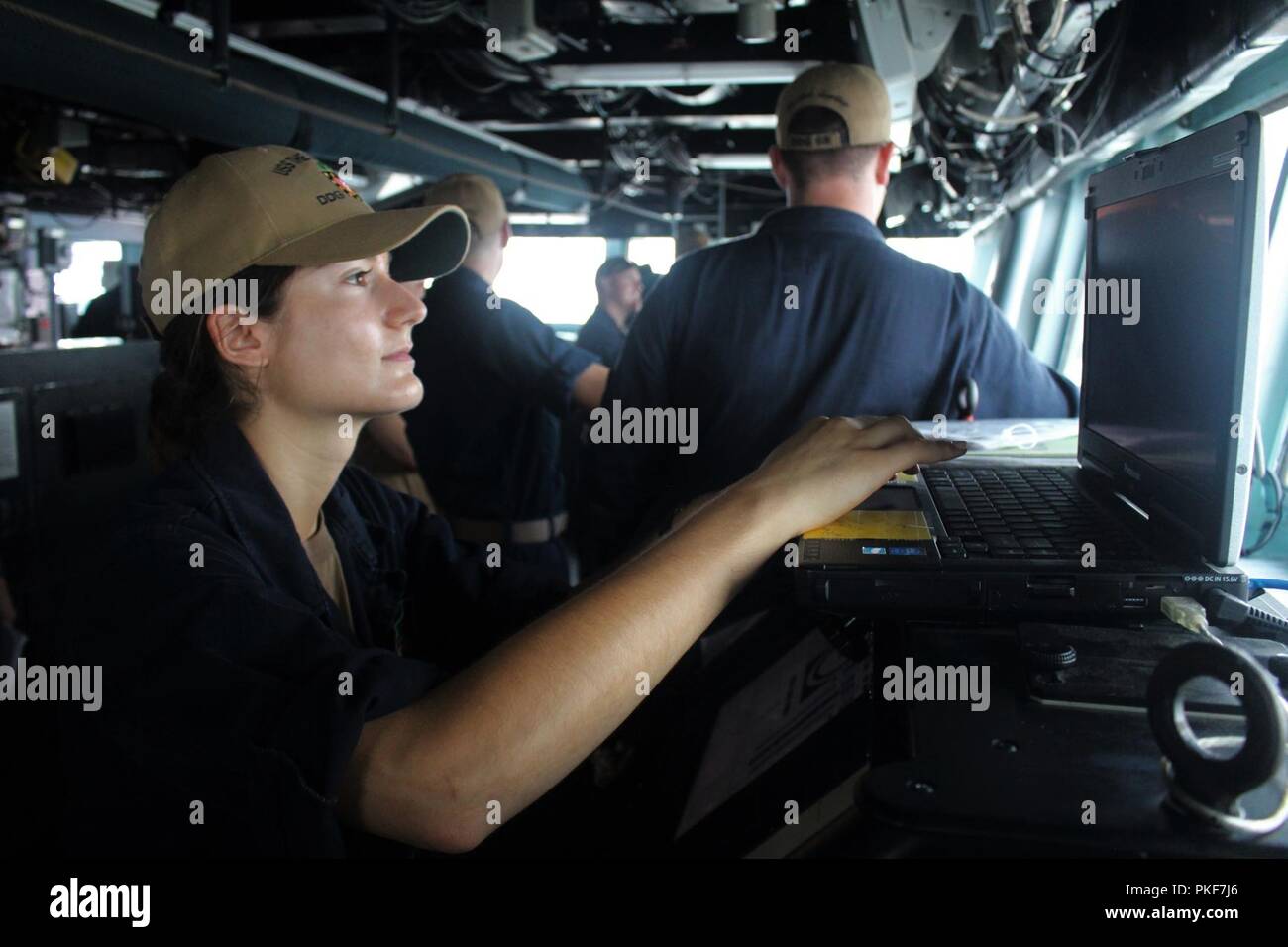 Stretto di Hormuz (8 agosto 2018) Ensign Julia Rubin controlla il sistema di identificazione automatizzato sistema per il traffico mercantile come guidato-missile destroyer USS Il Sullivans (DDG 68) conduce una routine transito attraverso lo Stretto di Hormuz. Il Sullivans è distribuito negli Stati Uniti Quinta Flotta area di operazioni a sostegno di operazioni navali per garantire stabilità marittimo e la sicurezza nella regione centrale di collegamento del Mediterraneo e del Pacifico attraverso l'Oceano Indiano occidentale e tre strategici punti di strozzatura. Foto Stock