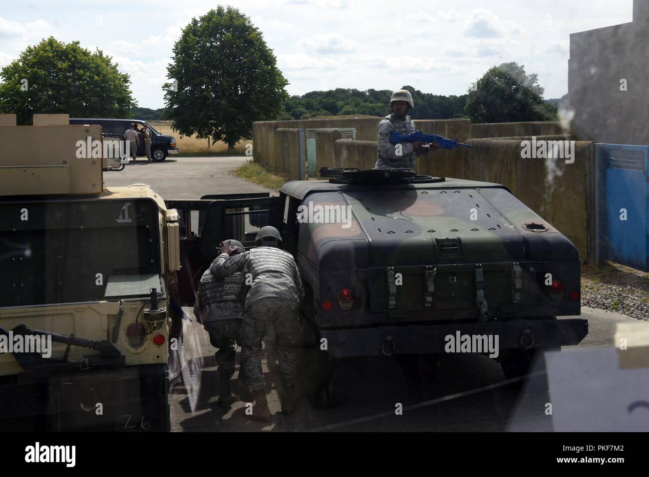 Le operazioni del veicolo aviatori assegnati alla 48th Fighter Wing e 100th Air Refuelling Wing trasporto feriti simulato da un simulato Humvee disabili dopo la simulazione di una improvvisata dispositivo esplosivo bomba stradale presso la Stanford Area Formazione, Suffolk, Inghilterra, Agosto 04, 2018. Avieri dal veicolo le operazioni di campo di carriera sono richiesti dalla loro Air Force istruzione per condurre 100 ore di formazione convoglio ogni due anni. Foto Stock