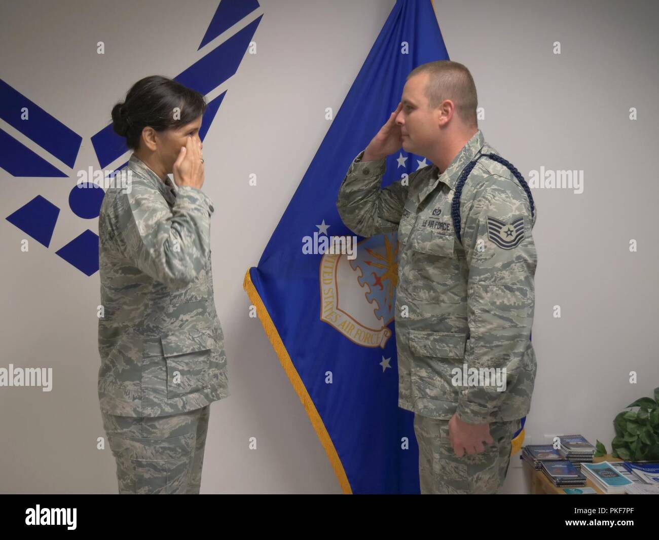 Col. Debra A. Lovette, 81st formazione Wing Commander, restituisce un saluto da Tech. Sgt. Dustin Record, Distacco 2, 336a Training Squadron addestramento militare capo di volo, dopo coniatura di lui durante la sua visita il distaccamento delle Forze aeree a Fort Meade, Md., 25 luglio 2018. Il distacco scende al di sotto della 81st TRW. Foto Stock