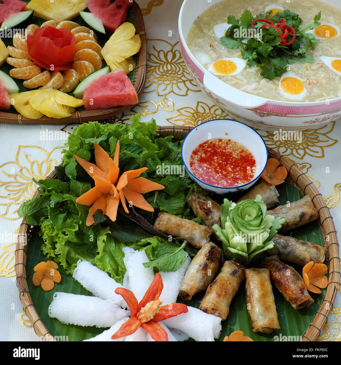 Famiglia vietnamita pasto per weekend con crap, Zuppa di vermicelli di riso fritto e involtini primavera, frutta per dessert, tabella cibo così delizioso Foto Stock
