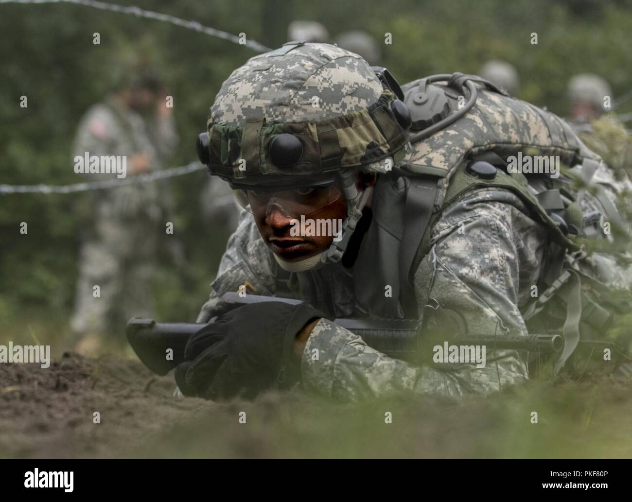 Un U.S. La riserva di esercito di polizia militare soldati con la 302nd Polizia Militare azienda con sede al di fuori del Grand Prairie, Texas, conduce una alta strisciare sotto il filo spinato mentre partecipa in guerriero letale la formazione di competenze durante il funzionamento della protezione blu il 7 agosto 2018, a Fort McCoy, Wisconsin. Il funzionamento della protezione Blu è un esercizio funzionale, suddivisi in due cicli di settimana, centrato sulla squadra e il team di formazione a livello con un focus su internamento, reinsediamento, detenuto operazioni e supporto di combattimento. Durante ogni due settimane di ciclo, saldature treno su operazioni di internamento, armi di qualifica, biometria, reflexiv Foto Stock