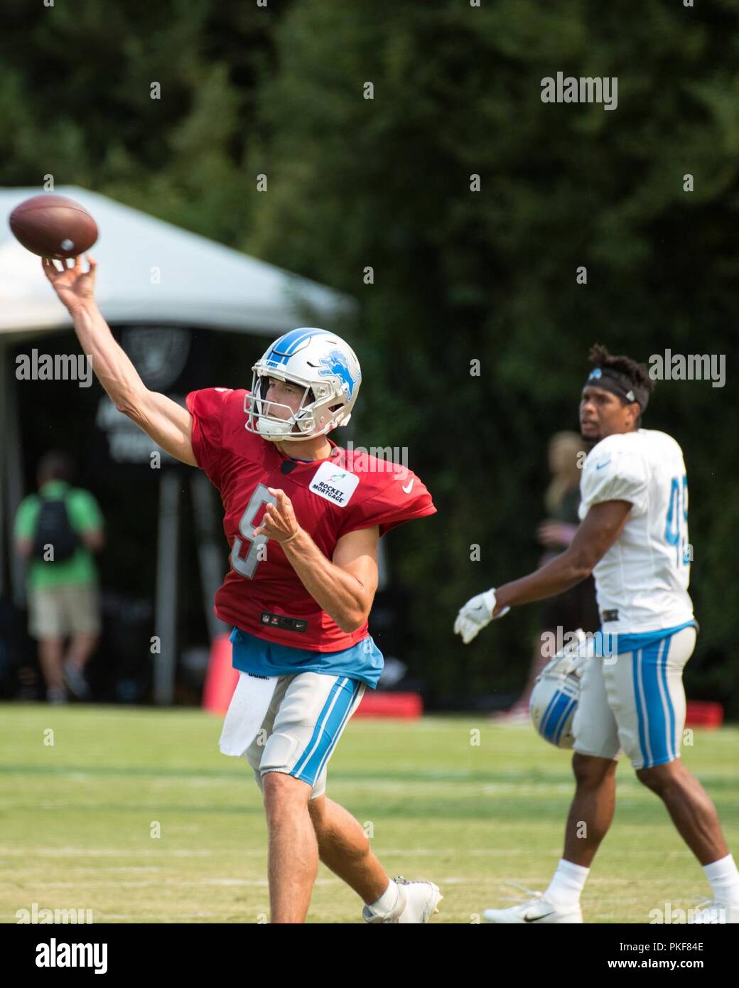 Detroit Lions Quarterback Matthew Stafford getta un passaggio durante la pratica a Oakland Raiders training facility in Napa Valley, California, il 7 agosto 2018. I raider invitati Travis Air Force Base aviatori di frequentare il camp e sono stati trattati per un scrimmage tra i predatori e i Lions e di incontrare e salutare sessione di autografi con giocatori e allenatori di entrambe le squadre. Foto Stock