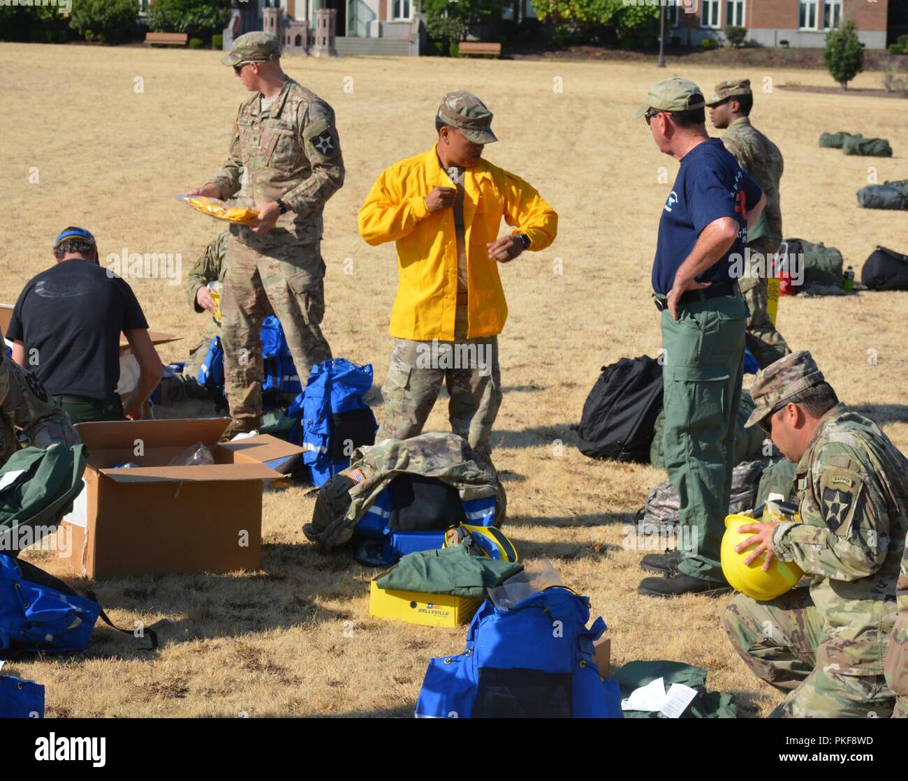 Soldati dal 2° Stryker Brigade Combat Team di familiarizzarsi con l'estinzione equipaggiamento protettivo a base comune corda Lewis-Mcdurante la fase iniziale di preparazione per sostenere la Nazionale interagenzie Centro antincendio nella soppressione di incendi negli Stati Uniti occidentali, e il Agosto 9, 2018. Foto Stock