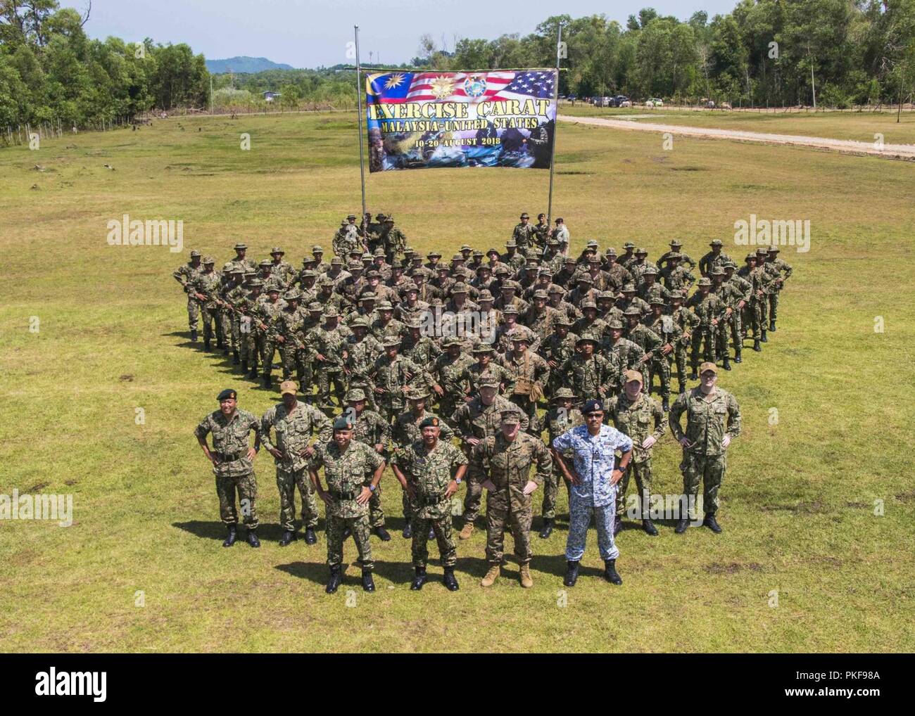 KINABALU, Malaysia (10 agosto 2018) - USA Marines stand in formazione con marines della Royal Navy malese per una foto durante la cerimonia di apertura e di cooperazione a galla la prontezza e la formazione (Carati) Malaysia Kota Belud Base Marina. CARAT Malaysia nella sua ventiquattresima iterazione, è progettato per migliorare la condivisione di informazioni e il coordinamento, creare reciproca capacità di combattimento e il sostegno a lungo termine la cooperazione regionale di abilitazione partner di entrambe le forze armate per operare efficacemente insieme come un sistema unificato di forza marittima. Foto Stock