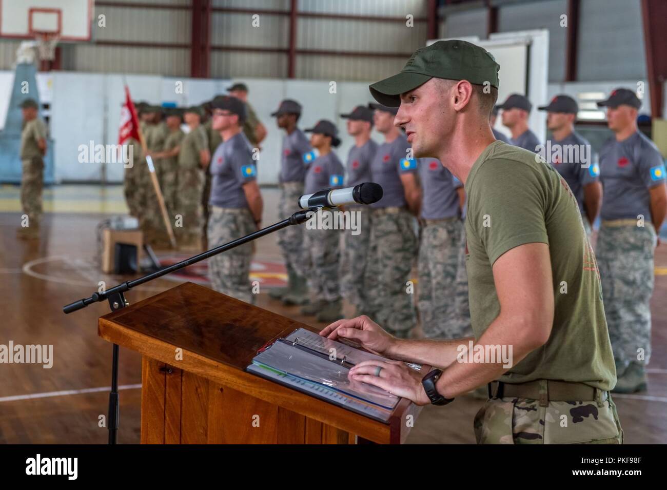 KOROR, Palau (Agosto 10, 2018) 1Lt. Keven Hadden, azione civica Team (CAT) Palau 84-05 ufficiale responsabile, parla durante la Civic del Team di azione (CAT) Palau variazione della carica cerimonia. Durante la cerimonia, Esercito CAT 84-05 è stato sollevato da U.S. Air Force CAT 36-03. La Civic del Team azione Palau fornisce il supporto per la costruzione per la nazione ospitante, assiste e treni per gli apprendisti con il generale competenze di ingegneria, facilita un medico programma di outreach e conduce progetti di servizio comunitario. Foto Stock