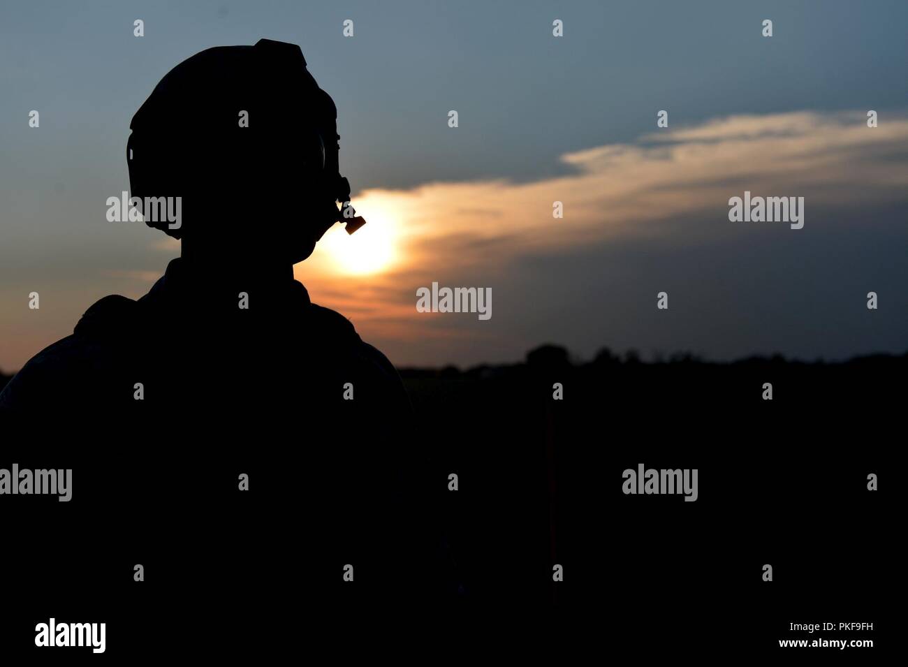 Il personale Sgt. Kenneth Morrison, un incendio team leader con la 155delle forze di sicurezza Squadron, attende di qualificarsi sul M240B mitragliatrice di notte per le loro armi annunal qualifica, 7 Agosto, 2018 all'Esercito nazionale della guardia formazione Greenlief Sito, vicino a Hastings, Nebraska. Foto Stock