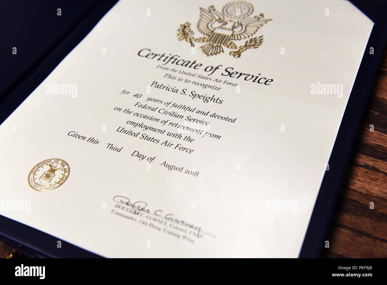 Un certificato di servizio ha presentato a Patricia Speights, ex xiv gruppo Operations segretario, 3 agosto 2018, sul Columbus Air Force Base, Mississippi. Speights completato 40 anni di servizio civile a tre distinti Air Force installazioni, finendo con la Columbus AFB. Foto Stock