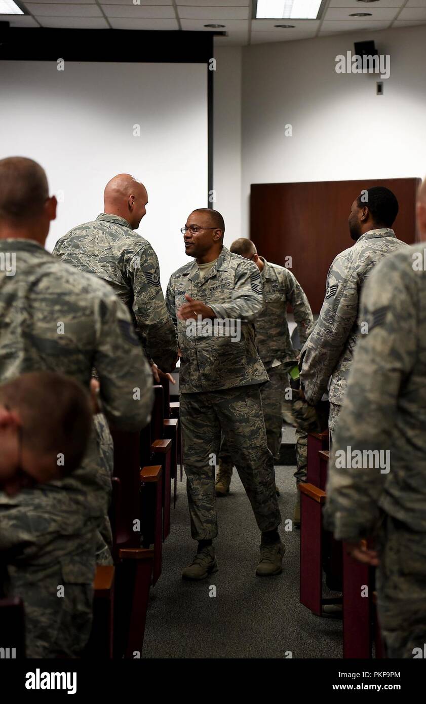 Master Chief Sgt. David Brown, XIX il Comando delle Forze aeree chief, saluta gli avieri dopo una chiamata di tutti il 6 agosto 2018, sul Columbus Air Force Base, Mississippi. Egli ha tenuto una chiamata di tutti per il personale tecnico e sergeants sul Columbus AFB e parlava leggermente sulla sua carriera e quali azioni pensa, dalle sue esperienze, trarrebbe vantaggio oggi personale arruolato. Foto Stock