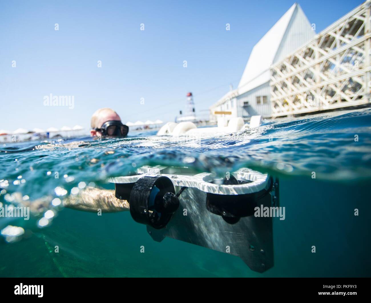 Steven Murphy, con lo spazio e la guerra navale Systems Center del Pacifico (SSC Pacifico), recupera un veicolo autonomo sottomarino durante le semifinali del xxi RoboSub annuale concorso, un internazionale di robotica concorso a SSC Pacific con sei milioni di galloni di trasduttore Evaluation Center di San Diego il Agosto 4, 2018. Foto Stock