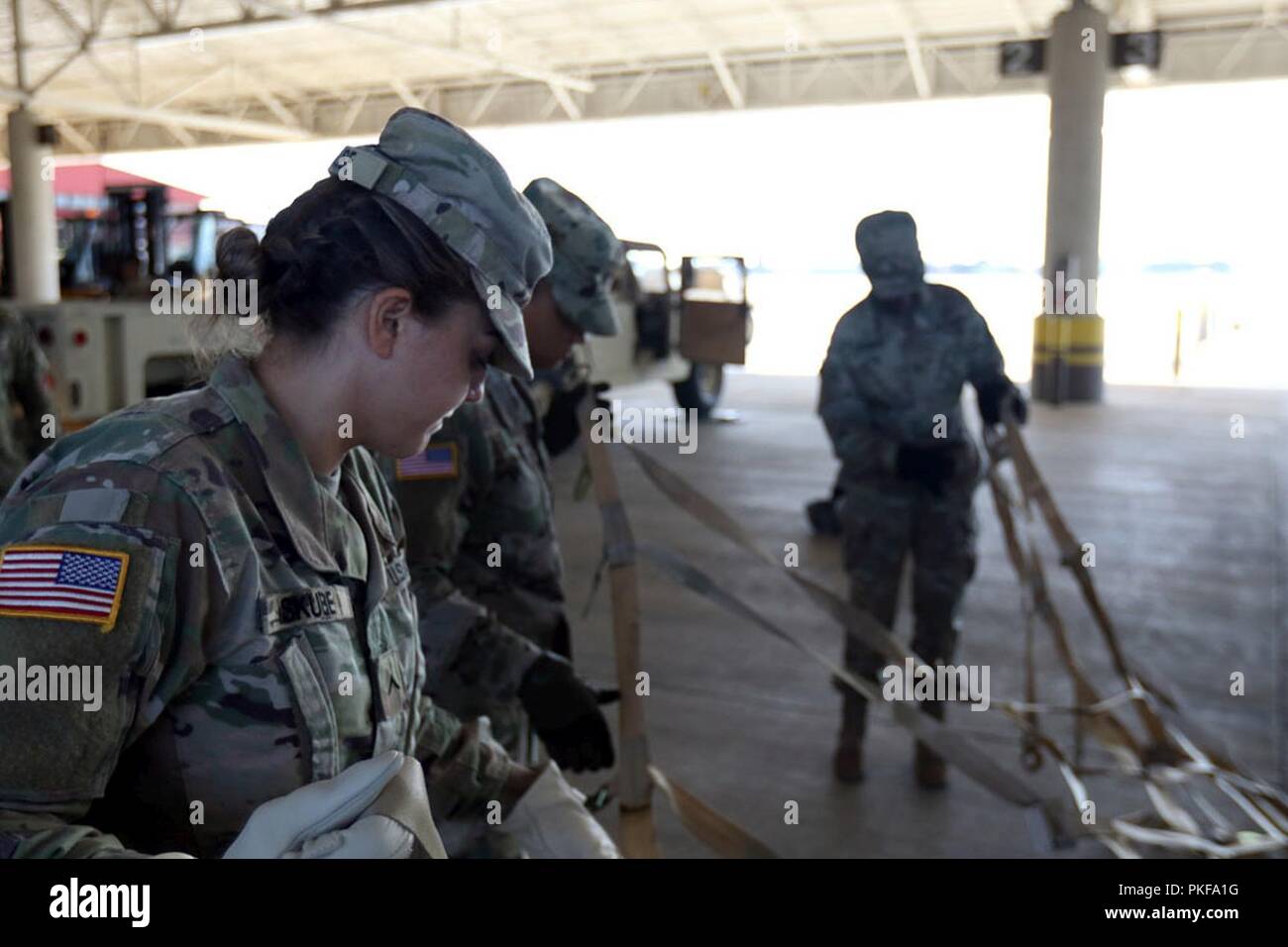 Soldati con il novantesimo risorse umane Società, truppe speciali battaglione, terza divisione di fanteria supporto brigata, steso un net durante il loro processo di distribuzione di emergenza disponibilità esercizio su 7 Agosto a Hunter Army Airfield, Ga. I soldati hanno imparato per pallettizzare borse e veicoli di carico a bordo degli aeromobili nel caso in cui non sono mai stati chiamati a distribuire entro un breve lasso di tempo. Foto Stock