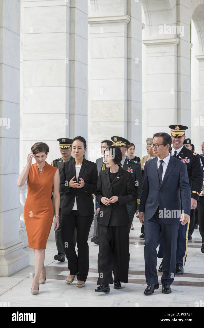 Corea del Sud il ministro di patrioti e Veterans Affairs Pi Woo-Jin (centro) e Corea del Sud il vice ministro della Difesa Nazionale Lee Nam-Woo (destro) a piedi con Katharine Kelley (sinistra), Sovrintendente, il Cimitero Nazionale di Arlington, attraverso il memoriale anfiteatro presso il Cimitero Nazionale di Arlington Arlington, Virginia, 8 agosto 2018. Pi e Lee deposto una corona presso la tomba del Milite Ignoto e hanno visitato il memoriale Anfiteatro Sala di visualizzazione come parte della loro visita a ANC. Entrambi sono stati a Washington D.C. per partecipare alla difesa POW/mia agenzia di contabilità (DPAA)'s governo annuale di briefing per le famiglie di Foto Stock