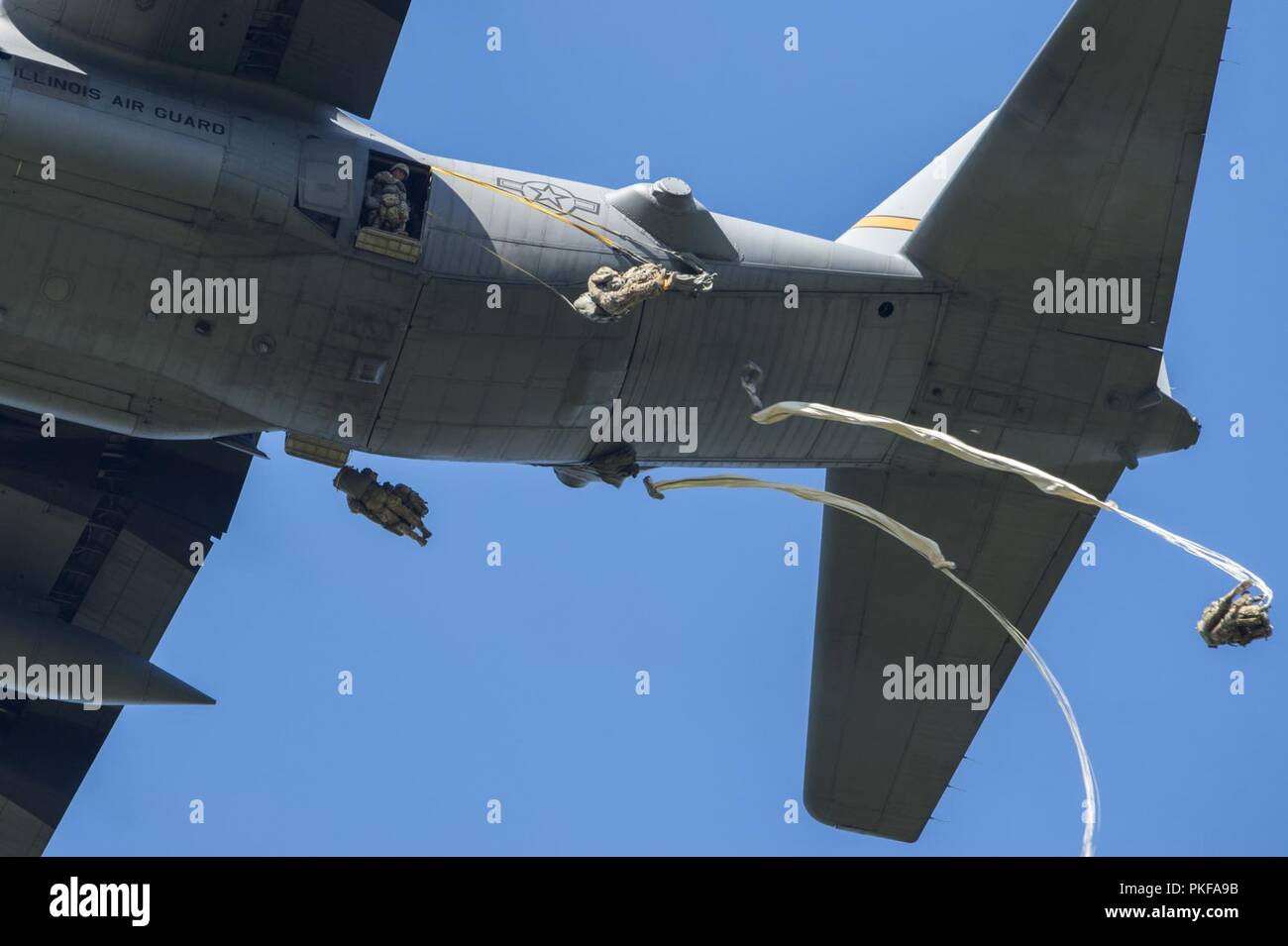 Stati Uniti Paracadutisti dell'esercito assegnato alla quarta brigata di fanteria combattere Team (airborne), XXV divisione di fanteria, U.S. Esercito di Alaska, saltare da un'Illinois Air National Guard C-130 Hercules durante la conduzione di airborne formazione a Malemute Drop Zone, Base comune Elmendorf-Richardson, Alaska, e il Agosto 9, 2018. I soldati del 4/25 appartengono al solo American airborne brigade nel Pacifico e sono addestrati per eseguire le manovre di volo in condizioni di freddo intenso e ambienti ad altitudini elevate a sostegno del combattimento, partenariato e disaster relief operations. Avieri dal 169Airlift Squadron fuori di Peoria aria Foto Stock