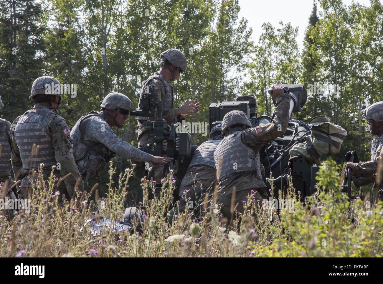 Soldati con la batteria B, 1° Battaglione, 103 campo reggimento di artiglieria, Rhode Island Esercito Nazionale Guardia, condurre esercitazioni di sparo con un M777 Obice a Camp temolo, Mich su 10 Agosto, 2018. La 103 FA partecipa nel nord sciopero, una multinazionale comune bracci combinata live esercitazione antincendio che coinvolgono circa 5.000 membri del servizio da 11 membri e sei paesi della coalizione. Foto Stock