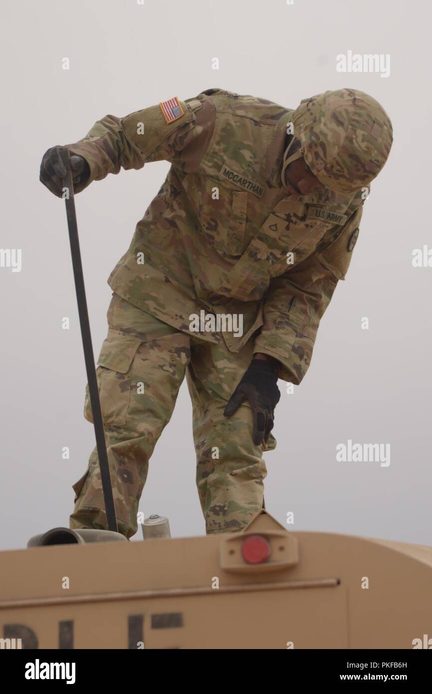 Stati Uniti Pfc dell'esercito. Shakai McCarthan del 4° Battaglione, 118a reggimento di fanteria della Carolina del Sud e la Guardia nazionale, misure di carburante nel pesante Mobilità Estesa Tactical carrello durante il funzionamento Hickory Sting a Ft. Bliss, Texas, 9 agosto 2018. Funzionamento Hickory pungiglione è un combattimento esportabile capacità di formazione programma che sfida e preparare i soldati attraverso tutte le abilità speciali per essere più letale, efficace e tatticamente abili nel lavoro. Foto Stock
