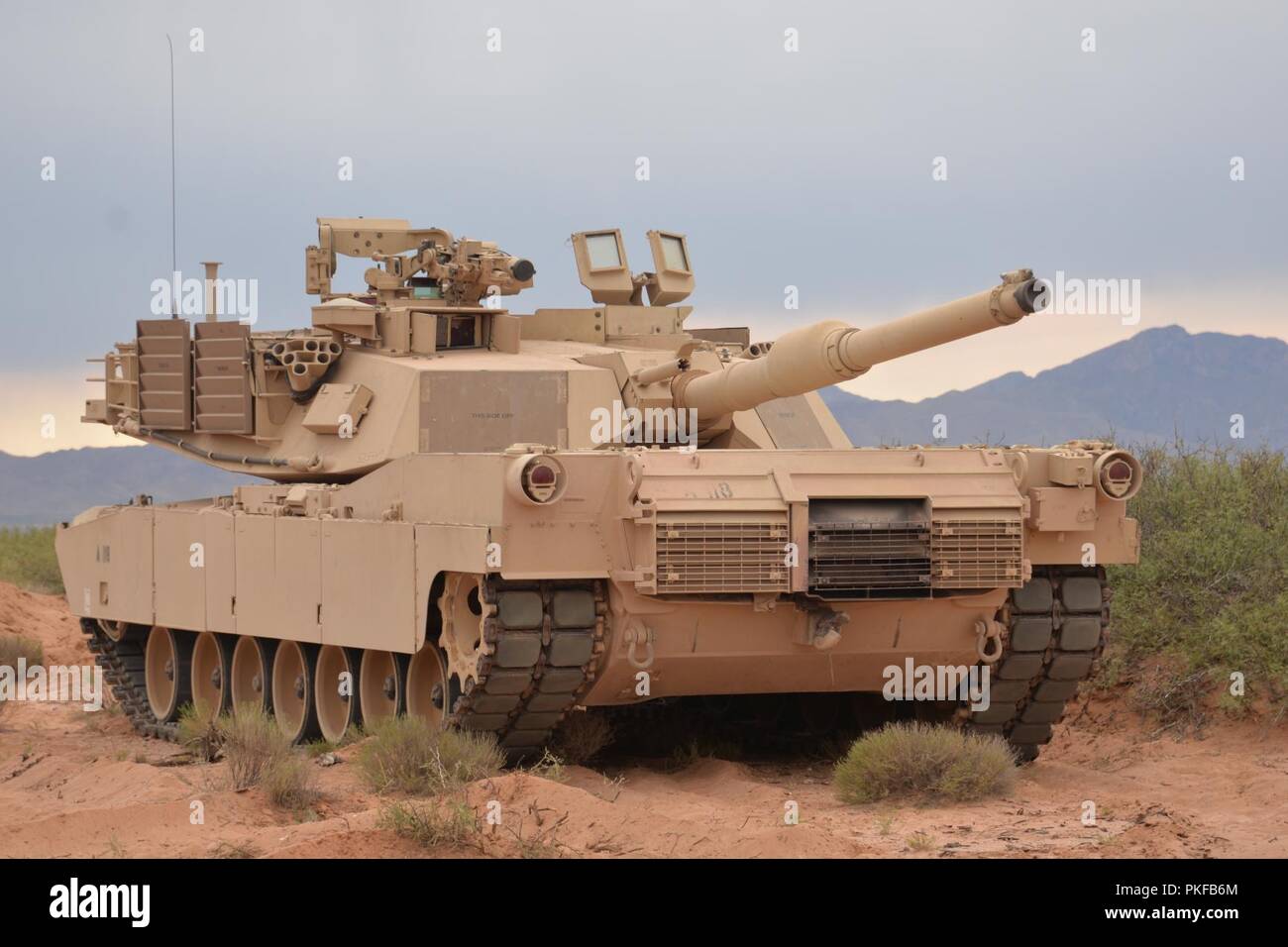 Stati Uniti Army M1 Abrams serbatoio del 118a reggimento di fanteria della Carolina del Sud e la Guardia Nazionale, fornisce la sicurezza durante il funzionamento Hickory Sting a Ft. Bliss, Texas, 9 agosto 2018. Funzionamento Hickory pungiglione è un combattimento esportabile capacità di formazione programma che sfida e preparare i soldati attraverso tutte le abilità speciali per essere più letale, efficace e tatticamente abili nel lavoro. Foto Stock