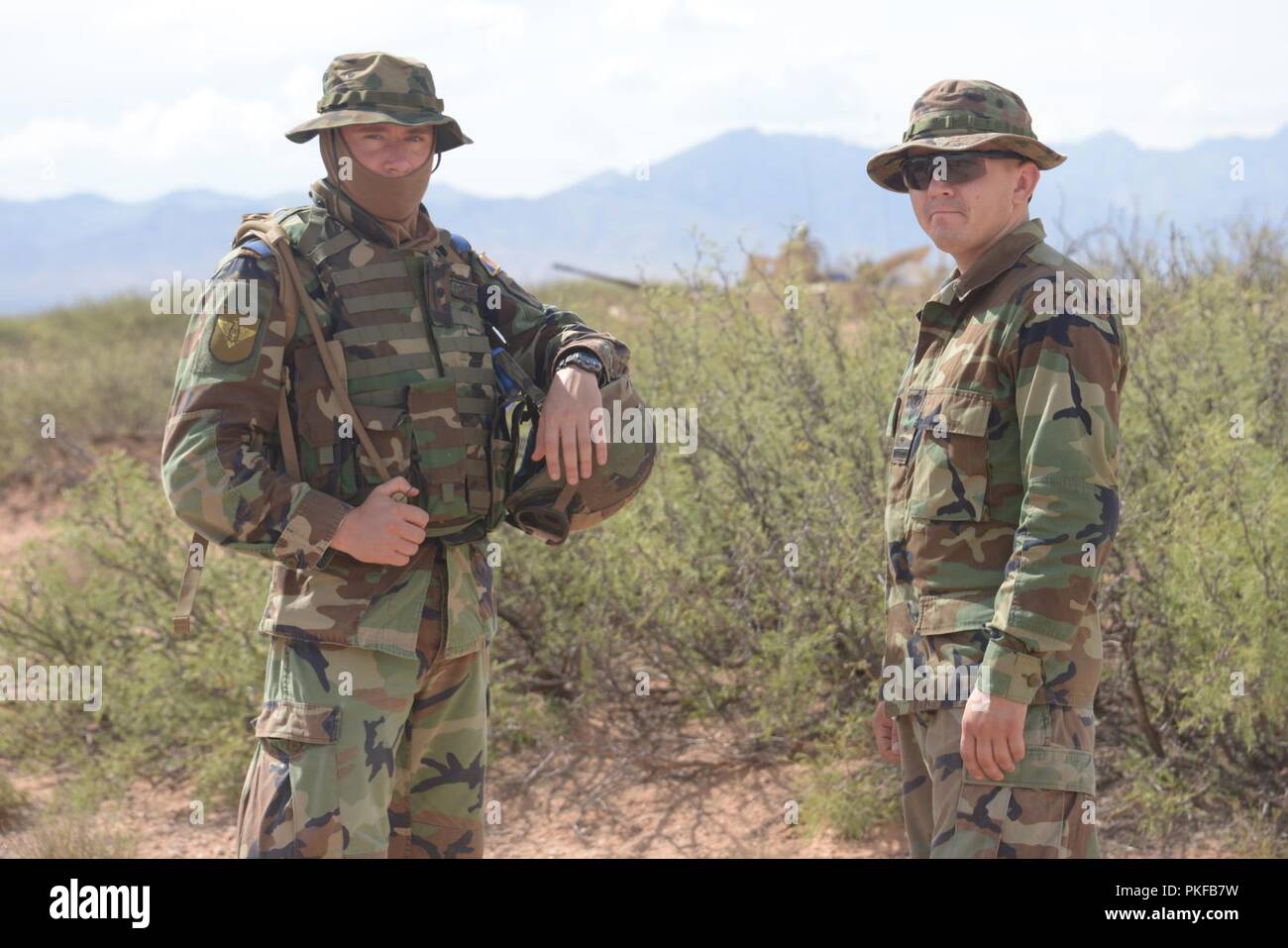 Soldati moldavo, la cui militare è una parte della Guardia Nazionale Ufficio di presidenza dello stato del programma di partnership con la Carolina del Nord la Guardia Nazionale, regolare occhiali per visione notturna durante il funzionamento Hickory Sting a Ft. Bliss, Texas, 8 agosto 2018. Funzionamento Hickory pungiglione è un combattimento esportabile capacità di formazione programma che sfida e preparare i soldati attraverso tutte le abilità speciali per essere più letale, efficace e tatticamente proficienti nel loro lavoro. Foto Stock