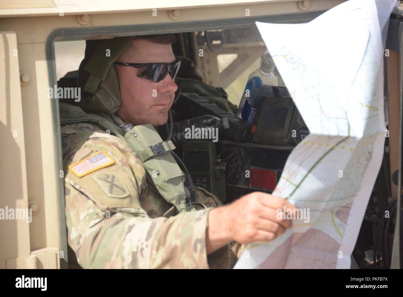 Stati Uniti Il personale dell'esercito Sgt. Jonathan Elder del 4° Battaglione, 118a reggimento di fanteria della Carolina del Sud e la Guardia Nazionale, recensioni una mappa dell'area di formazione durante il funzionamento Hickory Sting a Ft. Bliss, Texas, 8 agosto 2018. Funzionamento Hickory pungiglione è un combattimento esportabile capacità di formazione programma che sfida e preparare i soldati attraverso tutte le abilità speciali per essere più letale, efficace e tatticamente proficienti nel loro lavoro. Foto Stock