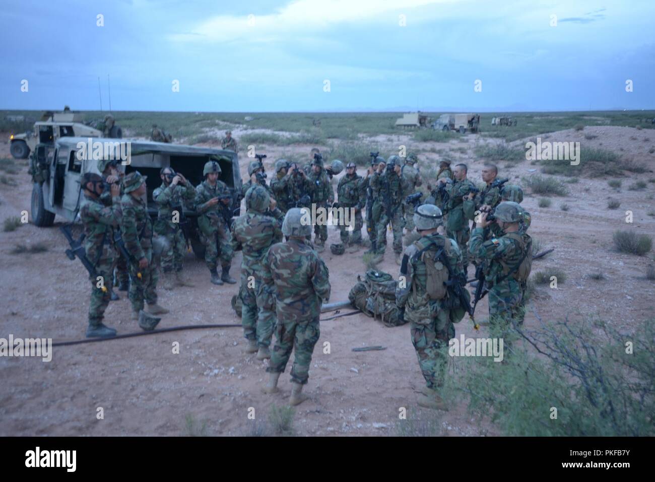 Soldati moldavo, la cui militare è una parte della Guardia Nazionale Ufficio di presidenza dello stato del programma di partnership con la Carolina del Nord la Guardia Nazionale, regolare occhiali per visione notturna durante il funzionamento Hickory Sting a Ft. Bliss, Texas, 8 agosto 2018. Funzionamento Hickory pungiglione è un combattimento esportabile capacità di formazione programma che sfida e preparare i soldati attraverso tutte le abilità speciali per essere più letale, efficace e tatticamente proficienti nel loro lavoro. Foto Stock