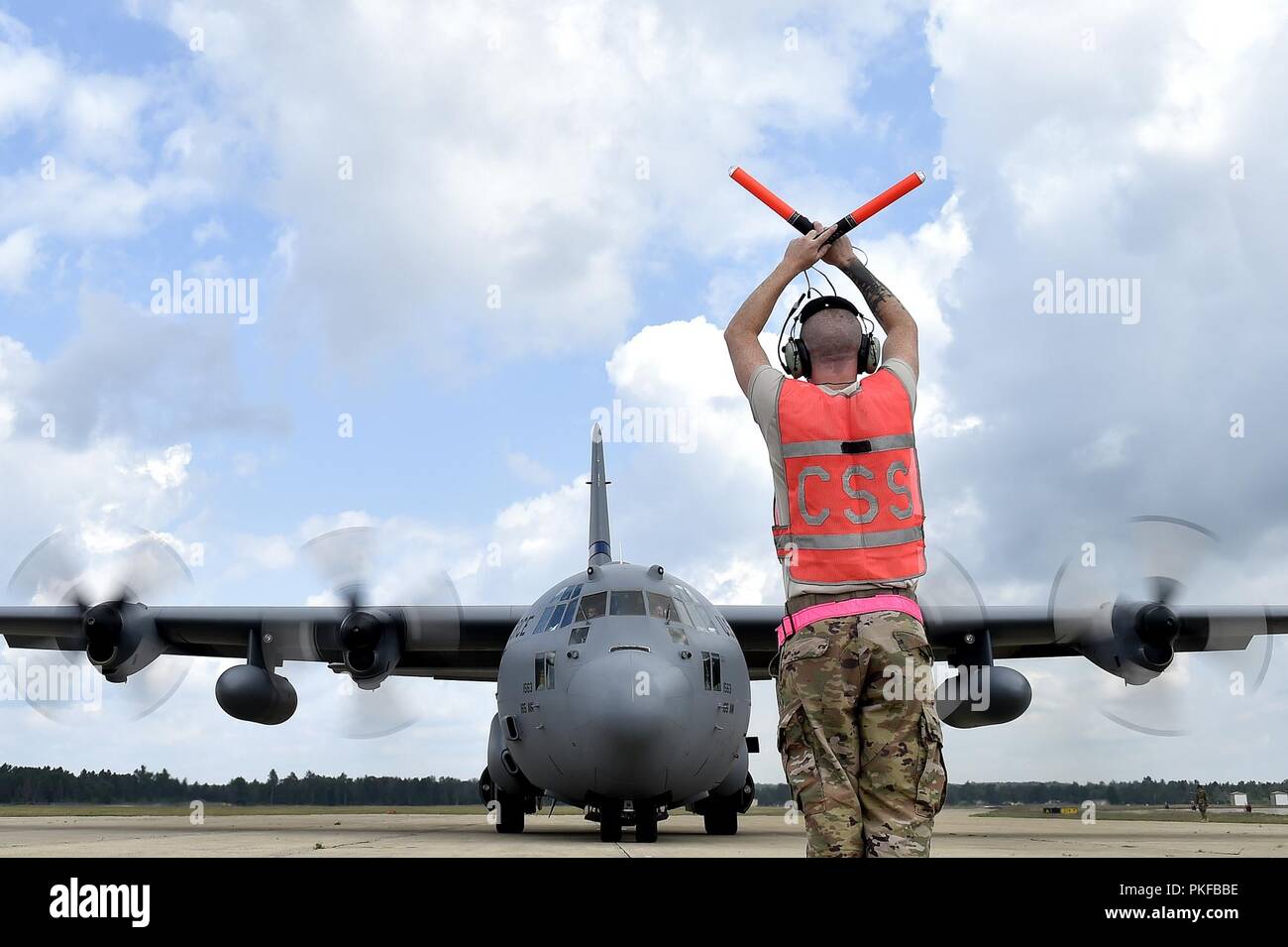 Il personale Sgt. Benjamin Stover, 821st risposta di emergenza squadrone di supporto capo equipaggio, esegue il marshalling di un C-130H Hercules aeromobili, durante l'esercizio sciopero del Nord a temoli Army Airfield, Mich il Agosto 9. Sciopero del Nord è una solida preparazione militare esercizio coordinato dall'esercito del Michigan Guardia Nazionale quali funzioni congiunte e multi-nazionale le forze armate di lavorare insieme per la forza totale integrazione. Foto Stock