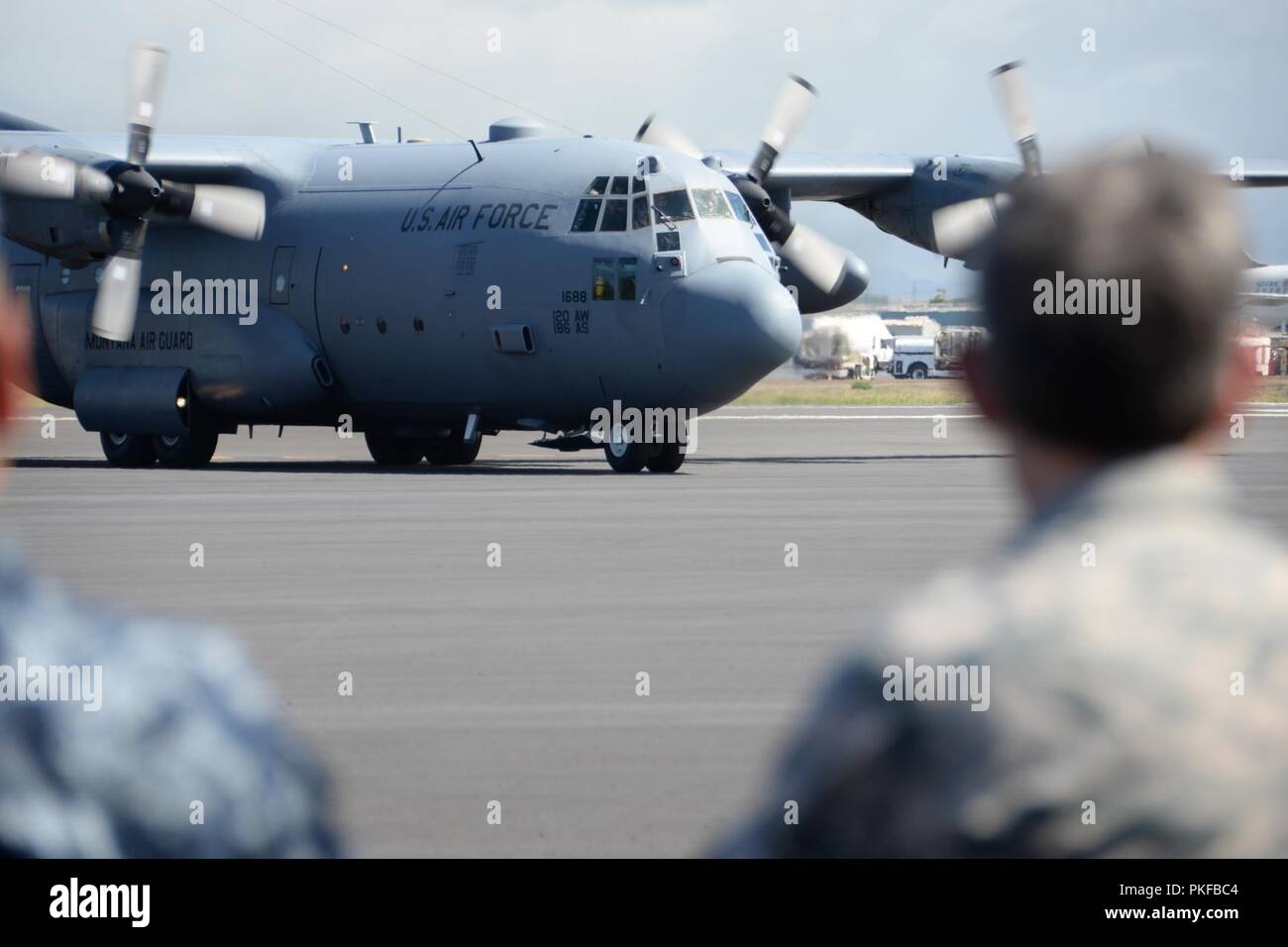 Un C-130 Hercules assegnato al 153Airlift Wing, Wyoming Air National Guard, taxi per una posizione di prelievo prima di truppe airlifting nell isola di Molokai per Tropic Care Maui Paese 2018 all'Aeroporto di Kahului, Hi. Il 10 agosto 2018. Tropic Care Maui County 2018 è una joint-servizio, "hands-on" disponibilità missione di formazione offrendo nessun costo di personale medico, dentistico e vision servizi alle persone in sei posizioni in tutta Maui Molokai e Lanai da Agosto 11-19. Foto Stock