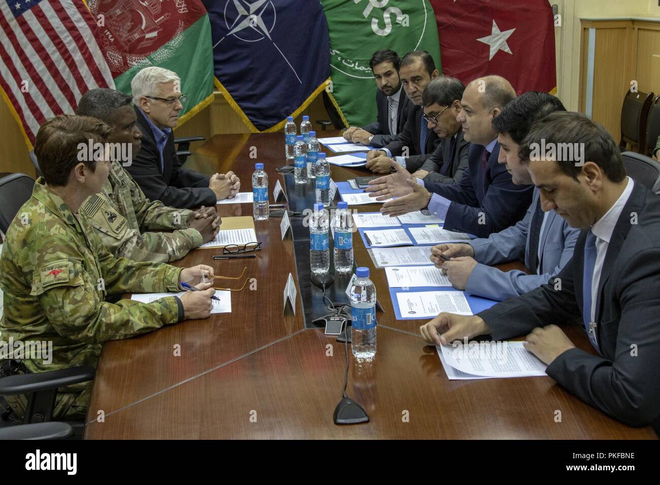 KABUL, Afghanistan (11 agosto 2018) - un importante memorandum d'intesa è stato firmato dal governo afgano leader e NATO-led supporto risoluta leadership, 11 agosto a Kabul a significare impegno di accrescere i servizi di telecomunicazione in tutto il paese. L'Afghanistan il Ministro degli Interni e il Ministro della difesa e il Ministro della Comunicazione, Informazione e tecnologia sono a portata di mano presso il sostegno deciso la sede centrale con il sostegno deciso combinato di transizione sicurezza Command-Afghanistan vice comandante per le operazioni di firmare i documenti e a parlare con il significativo progresso questo agre Foto Stock