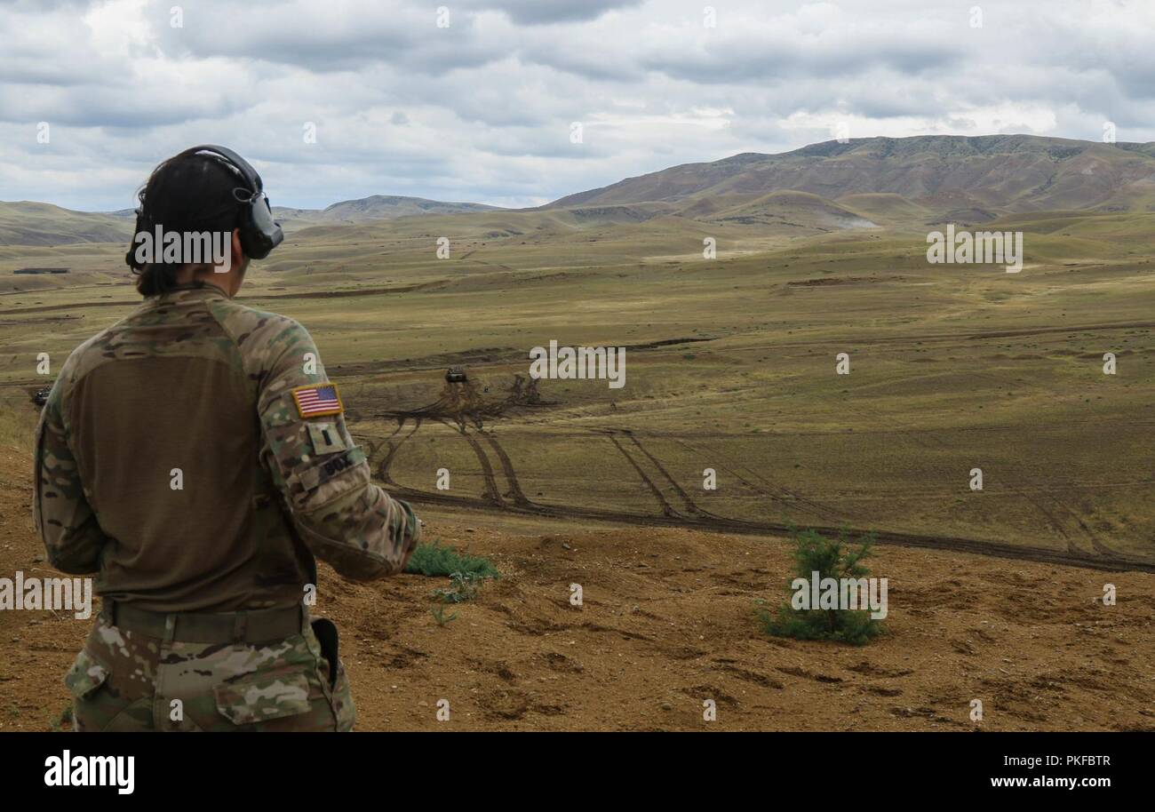 1Lt. Casella di Melissa, un osservatore incendi-controller con 3° Stormo, 2° reggimento di cavalleria, supervisiona un intervallo per la sicurezza durante un combinato di armi fuoco vivo esercizio guidato dal 2° Battaglione, quinto reggimento di cavalleria a Vaziani Area Formazione, Georgia, Agosto 12, 2018. 2-5 CAV hanno partecipato partner nobile 2018, una residenza georgiana delle Forze Armate e DEGLI STATI UNITI Esercito Europa cooperativamente led di esercizio nella sua quarta iterazione destinata a supportare e migliorare la disponibilità e l' interoperabilità della Georgia, gli Stati Uniti e le nazioni partecipanti durante una multinazionale operazione di formazione. Foto Stock