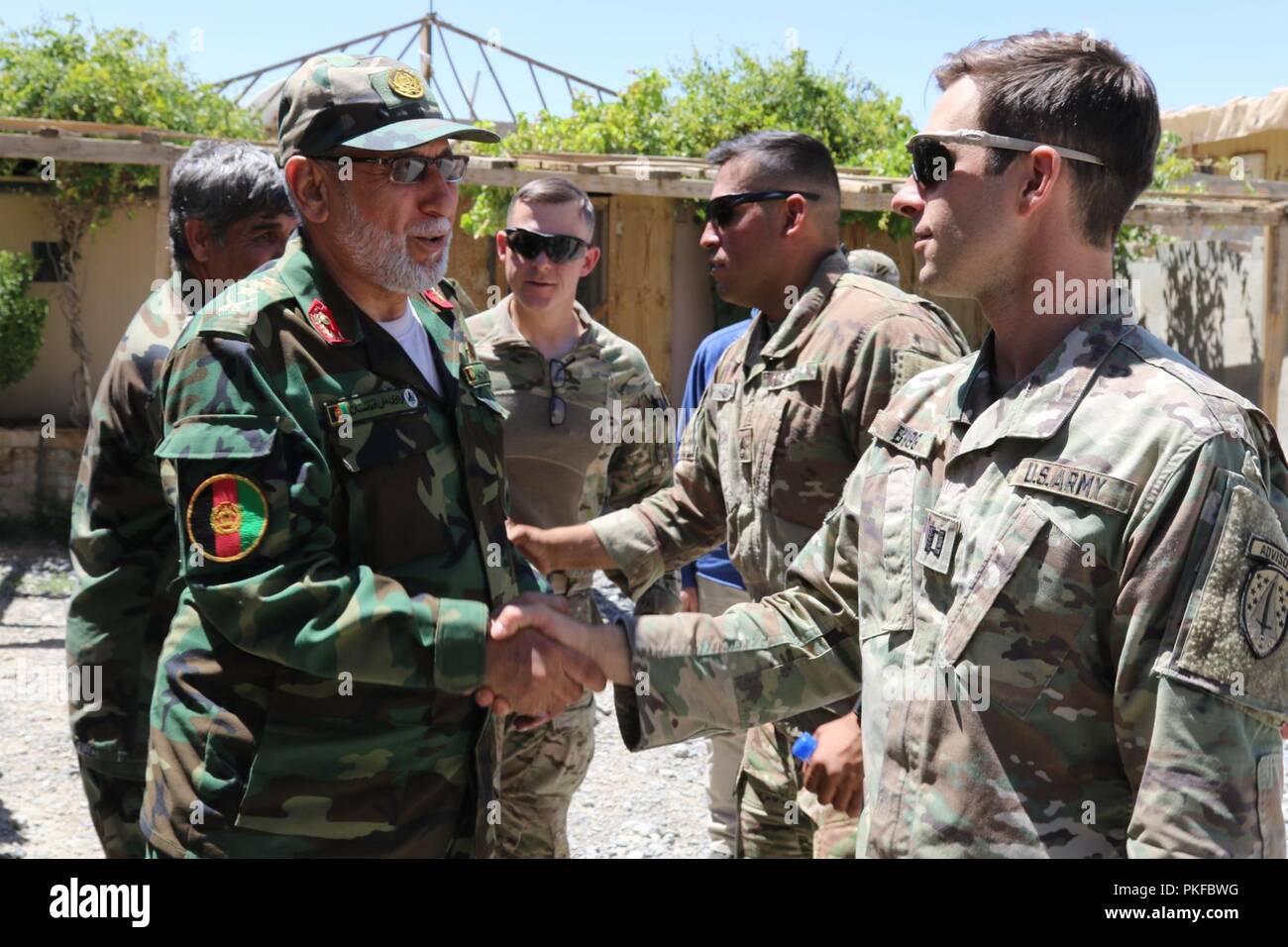 PUL-E 'ALAM, Afghanistan (5 agosto 2018) - esercito nazionale afghano Col. Hakim scuote le mani con 1a forza di sicurezza brigata di assistenza (SFAB) advisor U.S. Esercito Capt. Tono Biggs dopo una missione di consulenza sulla base di afghani Camp Maiwand nella provincia di Logar. Foto Stock