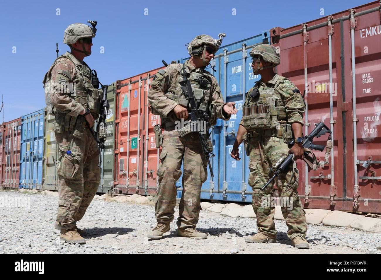 PUL-E 'ALAM, Afghanistan (7 agosto 2018) - USA Il personale dell'esercito Sgt. Zachary Myott mentor i suoi soldati in quanto essi forniscono la protezione per la prima forza di sicurezza brigata di assistenza (SFAB) nella provincia di Logar. Membri della terza divisione di fanteria (3ID) forniscono la protezione per i consulenti in modo che possano concentrarsi sulla loro missione. Foto Stock