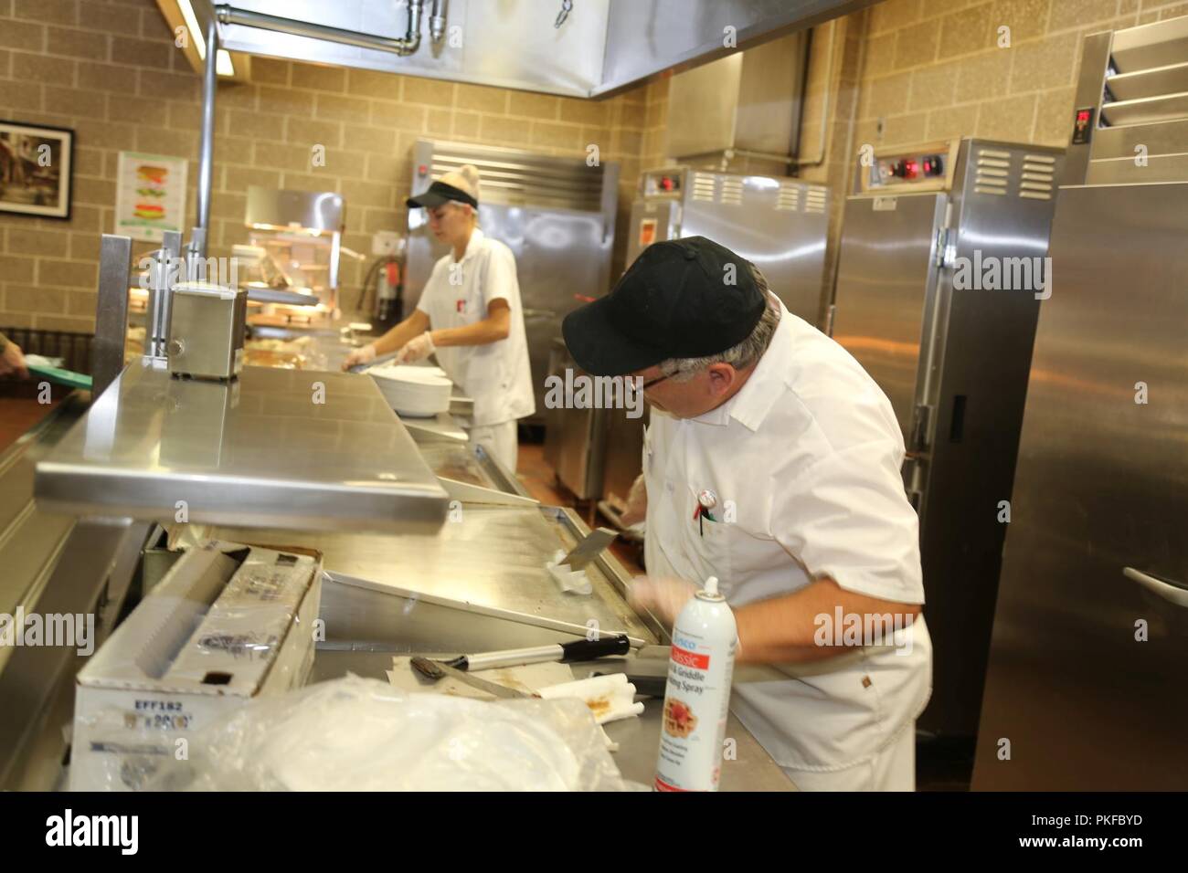 I dipendenti con l'appaltatore DCT Inc. opera nella struttura da pranzo nell'Edificio 50 su 3 Agosto 2018, a Fort McCoy, Wis. ogni volta un grande esercizio come una lotta contro la formazione per il supporto di esercizio avviene a Fort McCoy, migliaia di truppe hanno bisogno di essere alimentate. L'installazione del cibo-service team assicura che il bisogno è sempre soddisfatte. Il team che include il cibo Program Management Office e la sussistenza di alimentazione Ufficio di gestione con il Fort McCoy disponibilità logistica centro; il cibo full-service DCT contraente Inc.; e i fornitori di prodotti alimentari quali alimenti Sysco di Baraboo, Wis. Foto Stock