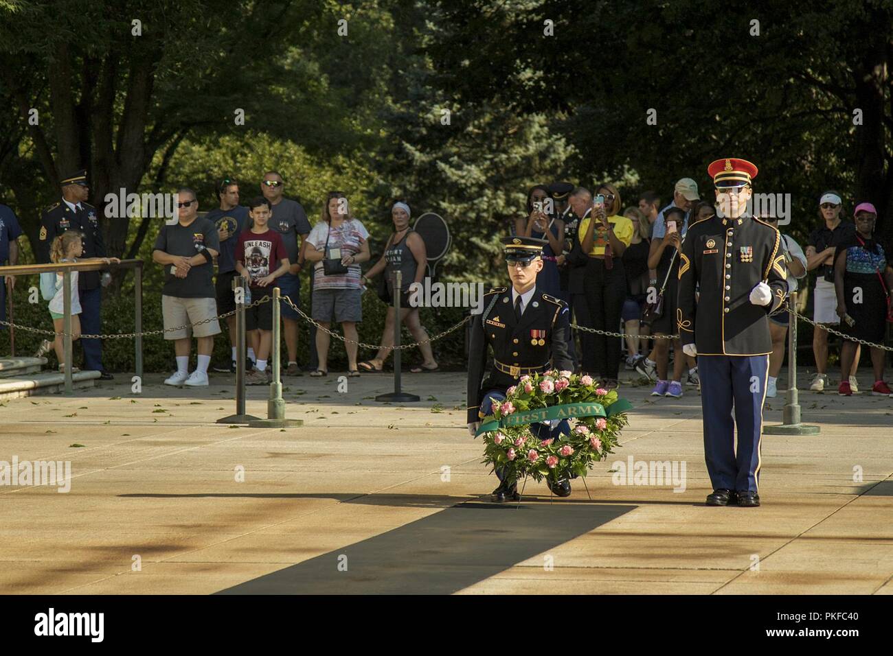 I soldati della terza U.S. Reggimento di Fanteria, "La vecchia guardia", prepararsi per una ghirlanda di cerimonia di posa da esercito prima presso il Cimitero Nazionale di Arlington, il 10 agosto 2018 in Arlington, Virginia per contrassegnare il proprio centesimo compleanno, soldati e senior leadership da prima armata ha visitato le tombe di alcuni personaggi di spicco provenienti da tutta l'unità più celebri della storia. Una ghirlanda di pubblico la cerimonia di posa è stato anche tenuto presso la tomba del generale dell'esercito John J. Pershing, l'unità di primo comandante generale. Foto Stock