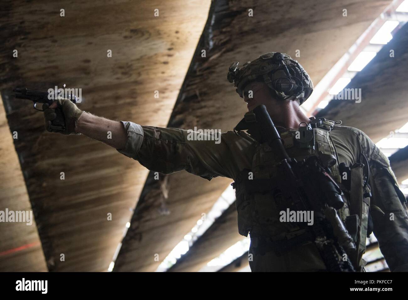 Tech. Sgt. Ryan Shipman, XIX aria supportano operazioni Squadron (ASOS del giunto di attacco del terminale di controllo (JTAC), incendi un M9 Pistola Beretta durante il Draco lancia, 3 agosto 2018, a Moody Air Force Base, Ga. Draco Lancia è una rinascita del mid-2000s joint-evento di formazione Dragon sfida che testato il top JTACs da varie aria supportano operazioni squadroni sia mentalmente che fisicamente. Foto Stock