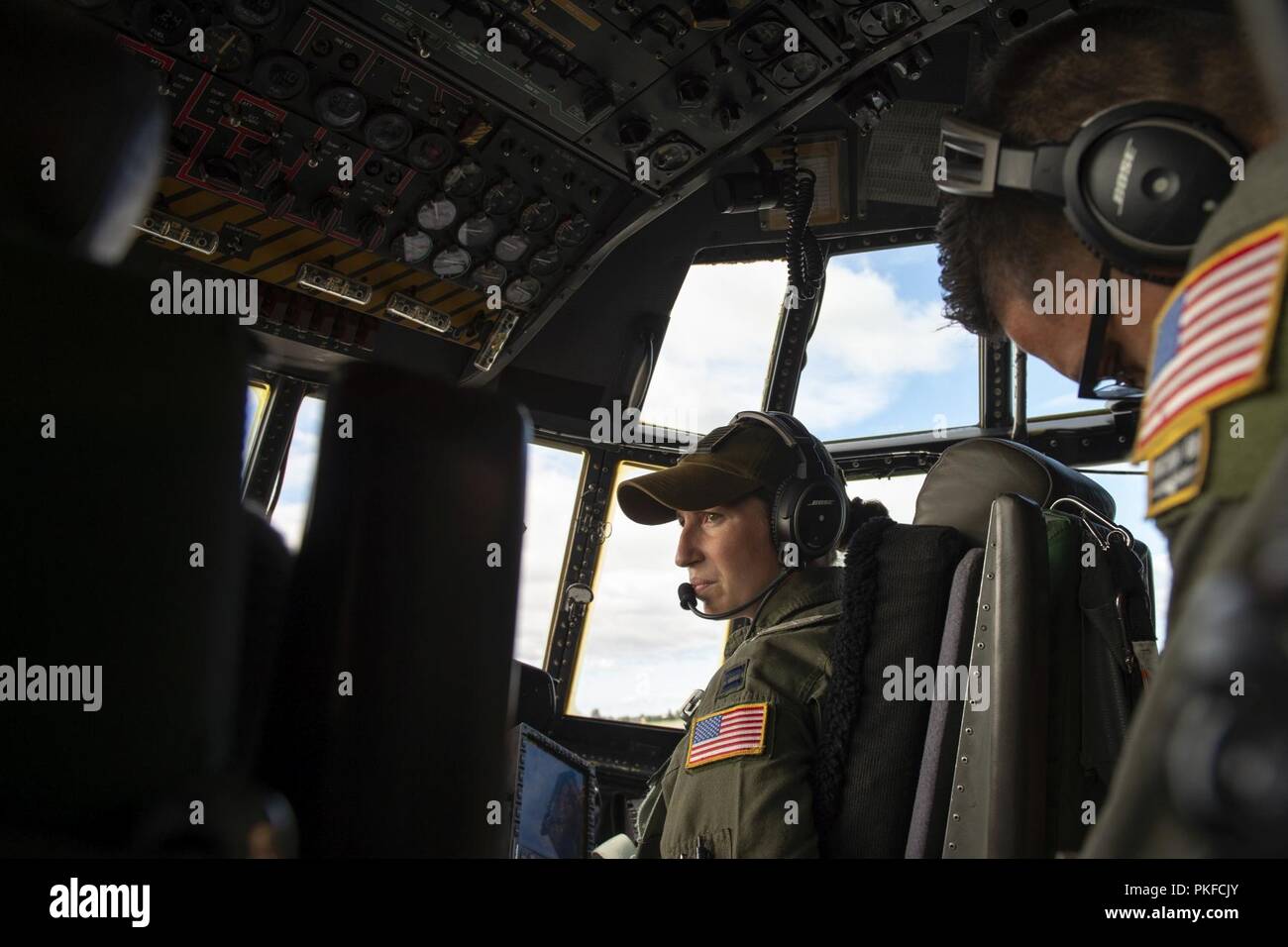 Stati Uniti Air Force Capt. Katherine Maglia, 169Airlift Squadron C-130 Hercules pilota, opera un C-130 durante la conduzione di corsi di formazione in volo con i paracadutisti dalla quarta brigata di fanteria combattere Team (airborne), XXV divisione di fanteria, U.S. Esercito Alaska a base comune Elmendorf-Richardson, Alaska, e il Agosto 8, 2018. I soldati del 4/25 appartengono al solo American airborne brigade nel Pacifico e sono addestrati per eseguire le manovre di volo in condizioni di freddo intenso e ambienti ad altitudini elevate a sostegno del combattimento, partenariato e disaster relief operations. Foto Stock