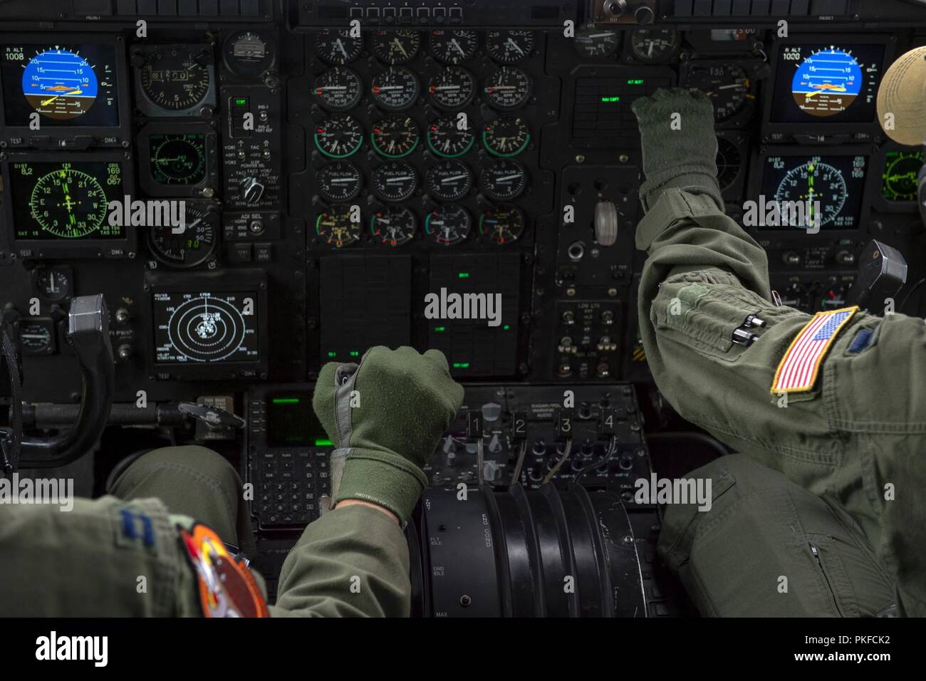 Avieri assegnato al 169Airlift Squadron fuori di Peoria Air National Guard Base, Peoria, Illinois, operare la loro C-130 Hercules durante la conduzione di corsi di formazione in volo con i paracadutisti dalla quarta brigata di fanteria combattere Team (airborne), XXV divisione di fanteria, U.S. Esercito Alaska oltre Malemute zona di caduta sulla giunzione base Elmendorf-Richardson, Alaska, e il Agosto 8, 2018. I soldati del 4/25 appartengono al solo American airborne brigade nel Pacifico e sono addestrati per eseguire le manovre di volo in condizioni di freddo intenso e ambienti ad altitudini elevate a sostegno del combattimento, di partenariato e di soccorso in caso di catastrofe operat Foto Stock