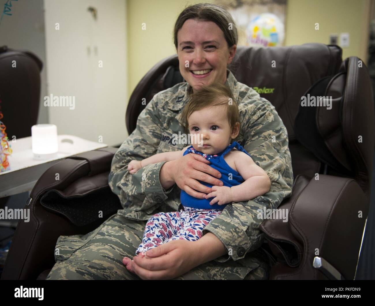 Il cappellano, Cap. Sarah Sampas, 99th Air Base Wing cappellano, mantiene il suo bambino alla Nellis Cappella allattamento camera su alla Nellis Air Force Base in Nevada, 3 agosto 2018. Per consentire le madri a pompa quando necessario in un luogo pulito e sicuro di posizione, la Nellis cappella e la 99th Medical Group hanno messo a concentrarsi sulle esigenze di assistenza infermieristica e impegnate le camere per le madri sulla base. Foto Stock