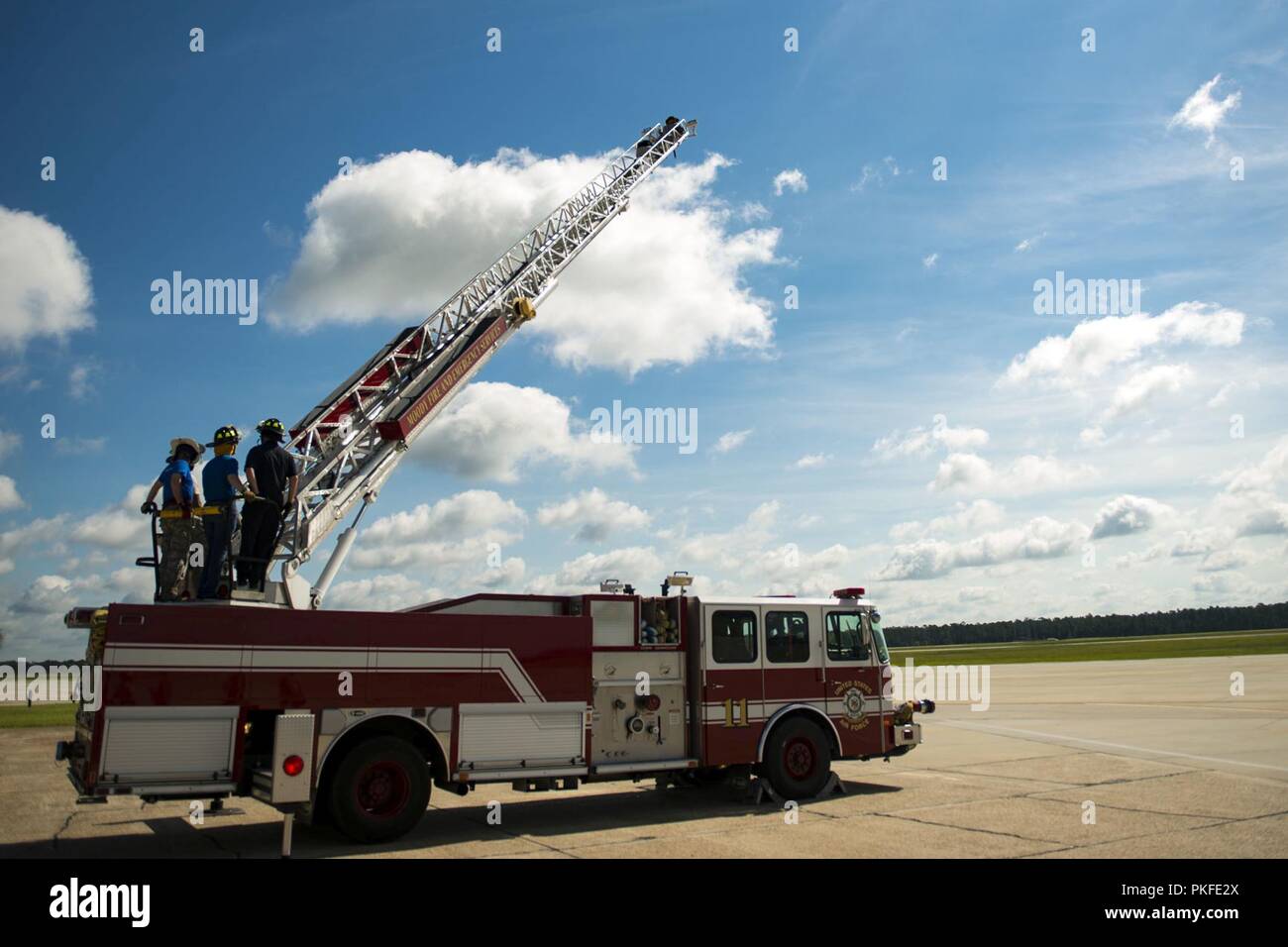 Avieri dal 23d' ingegnere civile Squadron (CES) partecipano a operazioni di scala durante la "un giorno in una vita" del programma, 10 agosto 2018, a Moody Air Force Base, Ga. Il programma delle sfide che partecipano gli ingegneri civili per andare dietro le quinte per eseguire più processi per comprendere meglio i loro compagni di aviatori e di sviluppare al meglio i responsabili operativi. I vigili del fuoco dalla 23d CES treno ogni giorno attraverso i loro molteplici funzionalità di prevenzione antincendio per garantire che essi sono competenti nel loro compito di mantenere Moody sicuro. Foto Stock