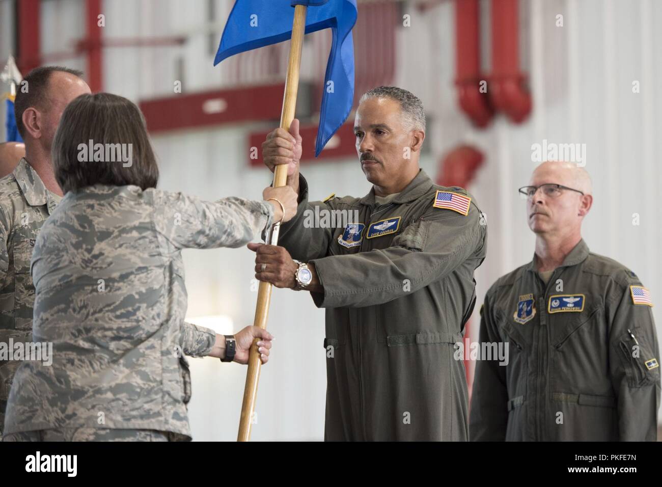 West Virginia Guardia Nazionale aiutante generale, il Mag. Gen. James Hoyer, parla durante un cambio del comando cerimonia al 167° Airlift Wing, e il agosto 5. Col. David Cochran ha assunto il comando del parafango da Col. Shaun Perkowski. Foto Stock