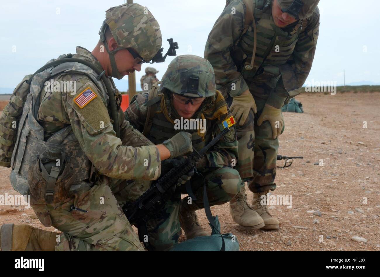 Moldovo scout sniper fire m4 carbine fucili a una gamma per aiutare a rafforzare e migliorare le proprie competenze di base di fucile di precisione di tiro con l'assistenza di soldati a partire dal trentesimo Armored Brigade Combat Team. Soldati moldavi sono integrati con diverse unità che rientrano sotto il trentesimo corazzato della brigata esportabili combattere la capacità di formazione (XCTC) Esercizio 6 Agosto - 21, 2018. L'esercizio è uno del trentesimo esercizio più grande nella storia recente, con oltre 4.000 soldati cittadino dal North Carolina, South Carolina, West Virginia, Minnesota, e il paese della Moldavia.Essi tutti si affina il loro combattimento ski Foto Stock