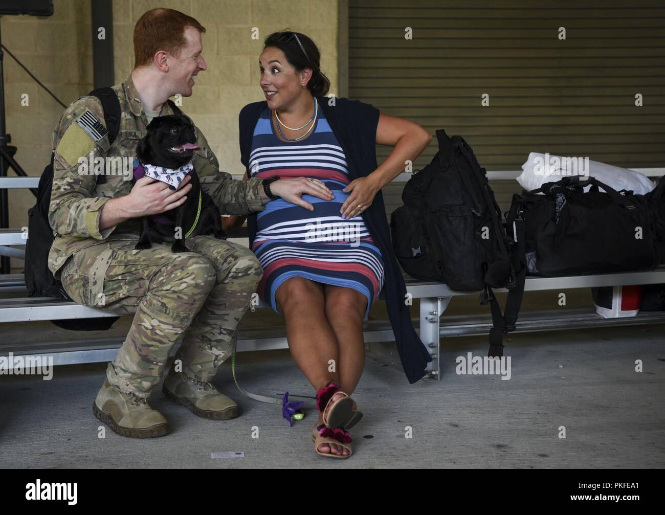 Stati Uniti Air Force Il Mag. Clayton dieci Eyck, un AC-130U Spooky gunship valutatore pilota con la quarta Special Operations Squadron, riunisce con sua moglie durante il funzionamento Homecoming a Hurlburt Field, Florida, e il Agosto 9, 2018. La famiglia e gli amici di più di 80 aria Commandos si sono riuniti per dare il benvenuto a casa i loro cari da una distribuzione. Foto Stock