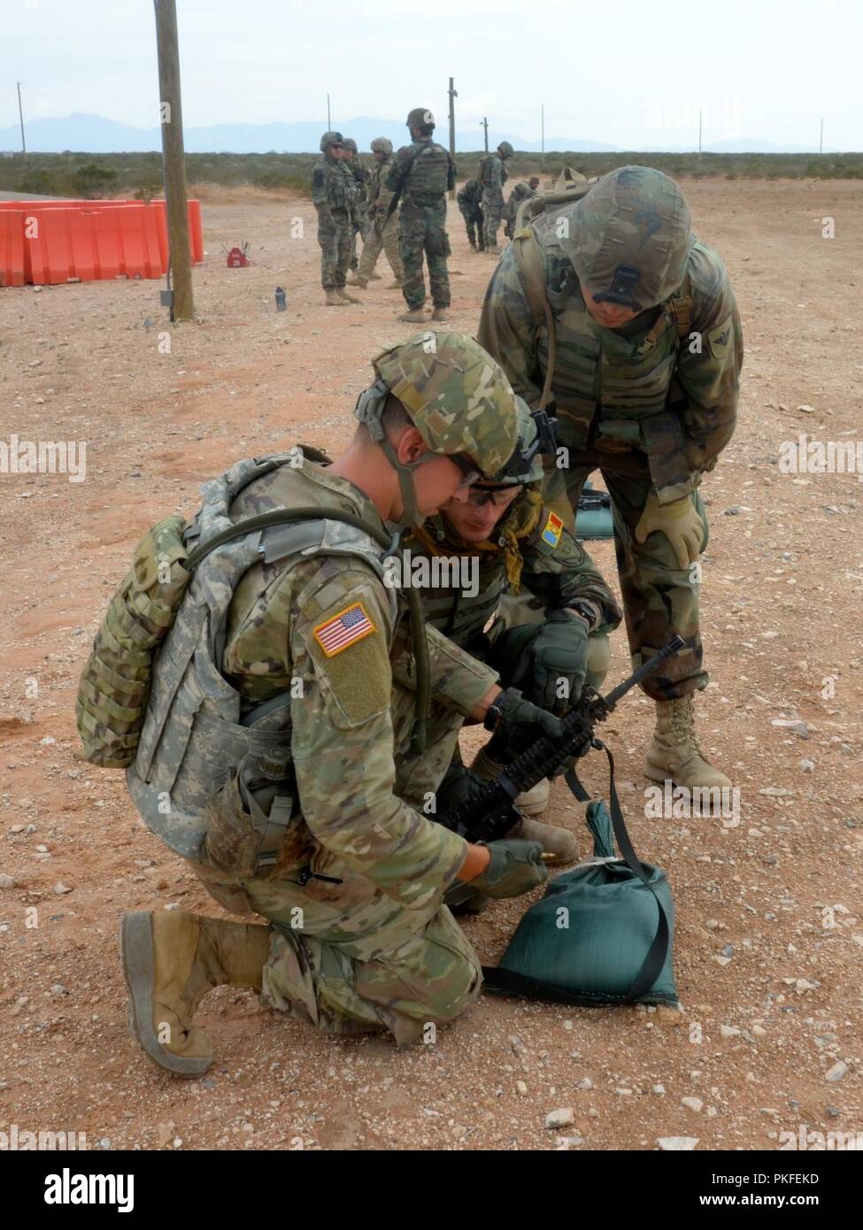 Moldovo scout sniper fire m4 carbine fucili a una gamma per aiutare a rafforzare e migliorare le proprie competenze di base di fucile di precisione di tiro con l'assistenza di soldati a partire dal trentesimo Armored Brigade Combat Team. Soldati moldavi sono integrati con diverse unità che rientrano sotto il trentesimo corazzato della brigata esportabili combattere la capacità di formazione (XCTC) Esercizio 6 Agosto - 21, 2018. L'esercizio è uno del trentesimo esercizio più grande nella storia recente, con oltre 4.000 soldati cittadino dal North Carolina, South Carolina, West Virginia, Minnesota, e il paese della Moldavia.Essi tutti si affina il loro combattimento ski Foto Stock