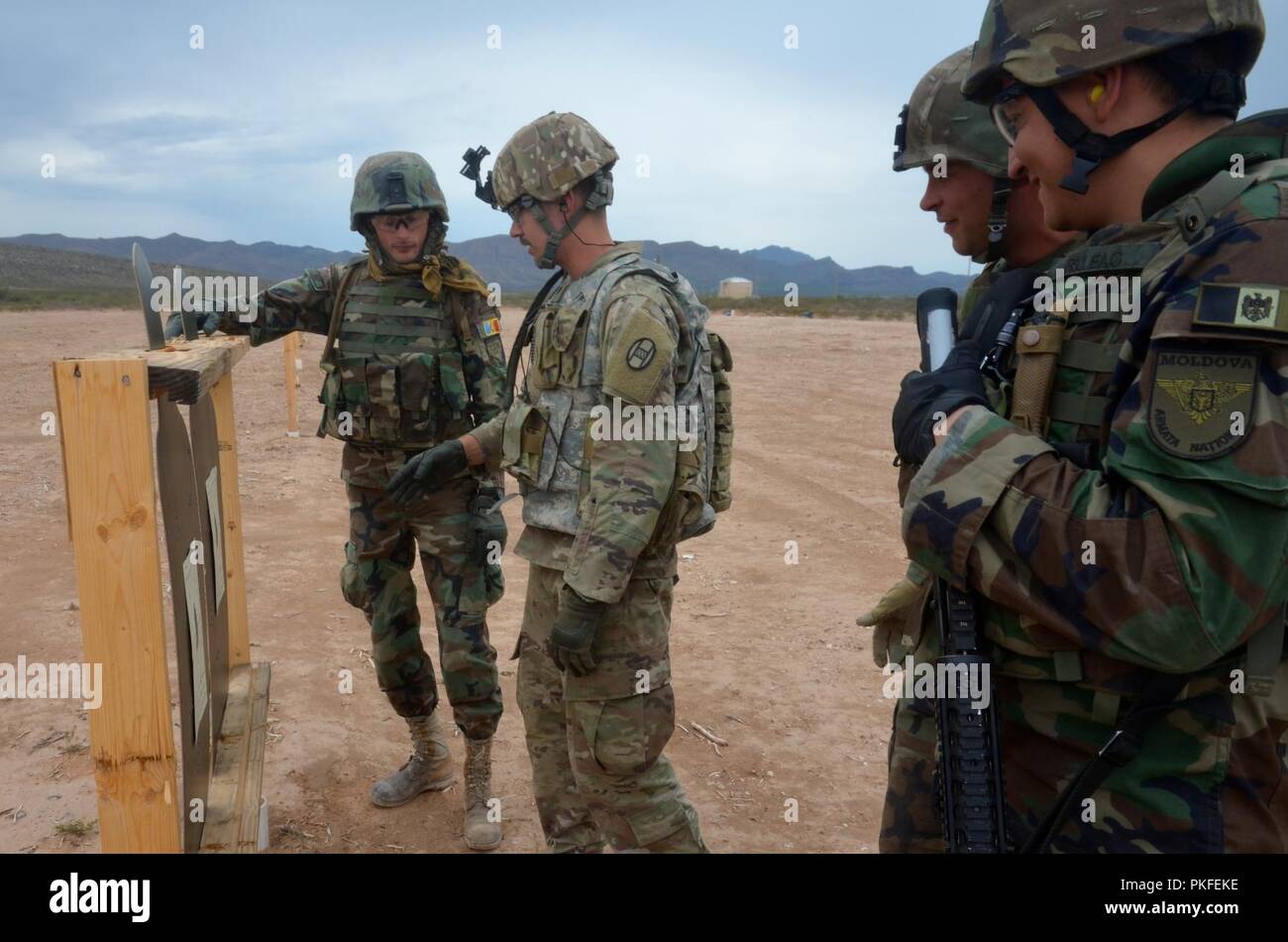 Moldovo scout sniper fire m4 carbine fucili a una gamma per aiutare a rafforzare e migliorare le proprie competenze di base di fucile di precisione di tiro con l'assistenza di soldati a partire dal trentesimo Armored Brigade Combat Team. Soldati moldavi sono integrati con diverse unità che rientrano sotto il trentesimo corazzato della brigata esportabili combattere la capacità di formazione (XCTC) Esercizio 6 Agosto - 21, 2018. L'esercizio è uno del trentesimo esercizio più grande nella storia recente, con oltre 4.000 soldati cittadino dal North Carolina, South Carolina, West Virginia, Minnesota, e il paese della Moldavia.Essi tutti si affina il loro combattimento ski Foto Stock
