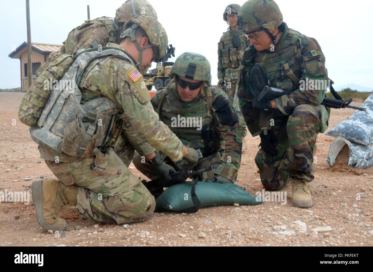 Moldovo scout sniper fire m4 carbine fucili a una gamma per aiutare a rafforzare e migliorare le proprie competenze di base di fucile di precisione di tiro con l'assistenza di soldati a partire dal trentesimo Armored Brigade Combat Team. Soldati moldavi sono integrati con diverse unità che rientrano sotto il trentesimo corazzato della brigata esportabili combattere la capacità di formazione (XCTC) Esercizio 6 Agosto - 21, 2018. L'esercizio è uno del trentesimo esercizio più grande nella storia recente, con oltre 4.000 soldati cittadino dal North Carolina, South Carolina, West Virginia, Minnesota, e il paese della Moldavia.Essi tutti si affina il loro combattimento ski Foto Stock