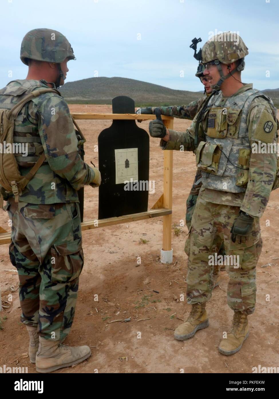 Moldovo scout sniper fire m4 carbine fucili a una gamma per aiutare a rafforzare e migliorare le proprie competenze di base di fucile di precisione di tiro con l'assistenza di soldati a partire dal trentesimo Armored Brigade Combat Team. Soldati moldavi sono integrati con diverse unità che rientrano sotto il trentesimo corazzato della brigata esportabili combattere la capacità di formazione (XCTC) Esercizio 6 Agosto - 21, 2018. L'esercizio è uno del trentesimo esercizio più grande nella storia recente, con oltre 4.000 soldati cittadino dal North Carolina, South Carolina, West Virginia, Minnesota, e il paese della Moldavia.Essi tutti si affina il loro combattimento ski Foto Stock