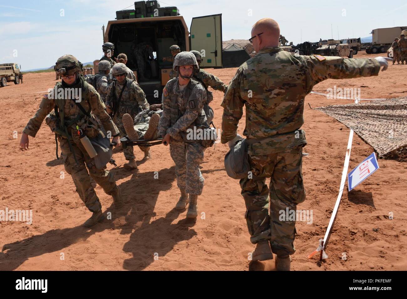 Combat medic soldati con la Brigata 230th battaglione supporto di condurre la vita come combattere casualty cura la formazione con i soldati feriti in battaglia. Soldati sul treno delle tecniche mediche e intervento medico in corrispondenza di una zona di formazione vicino a Ft. Bliss, Texas, durante la trentesima corazzato della brigata esportabili combattere la capacità di formazione (XCTC) Esercizio 6 Agosto - 21, 2018. L'esercizio è uno dei 30 più grande nella storia recente, con oltre 4.000 soldati cittadino dal North Carolina, South Carolina, West Virginia, Minnesota, e il paese della Moldavia.Essi tutti potranno affinare le proprie abilità di combattimento di "Shoot, Foto Stock